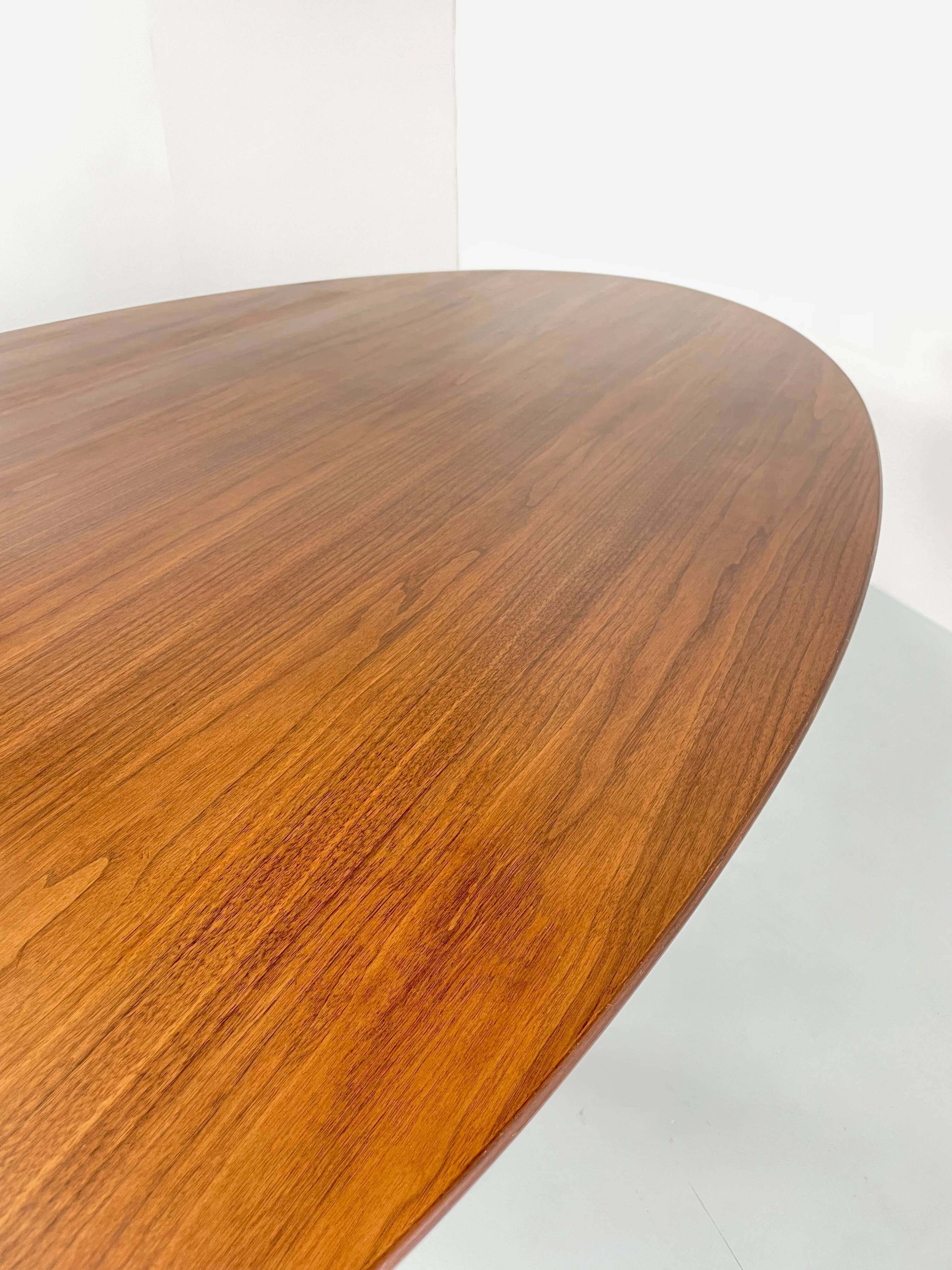 Saarinen dining table "Tulip" by Eero Saarinen for Knoll Studio, USA 1957