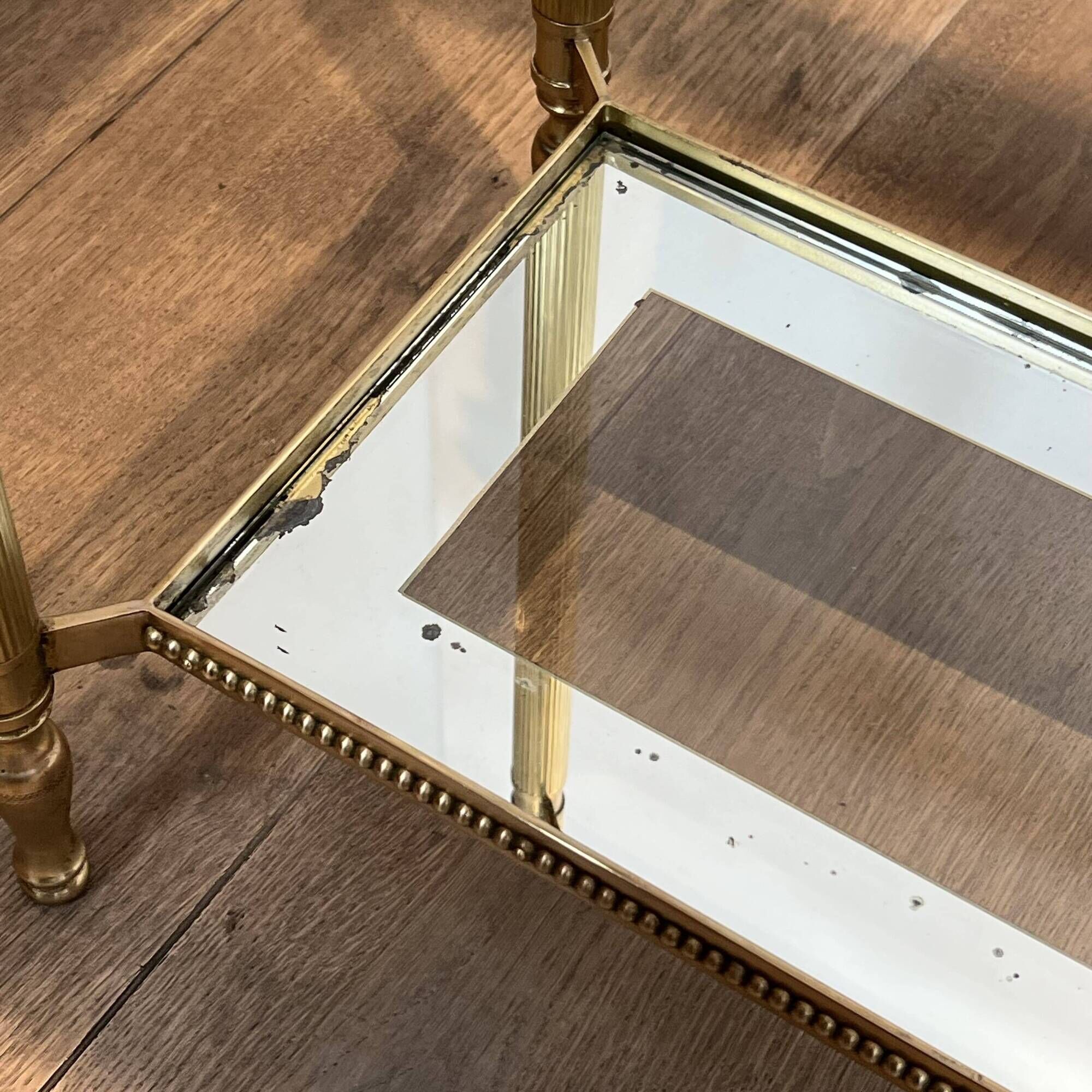 Console à Trois Plateaux en Laiton à Frise de Perles. Verre Bordé. Travail
