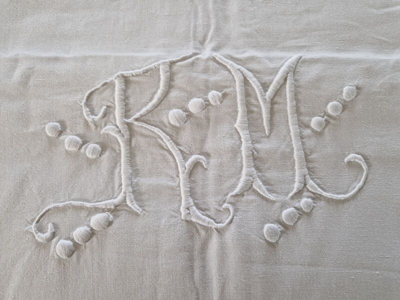 Old linen sheet - encrypted rm - with openwork border and embroidered with flowers - dimensions: 300x220cm