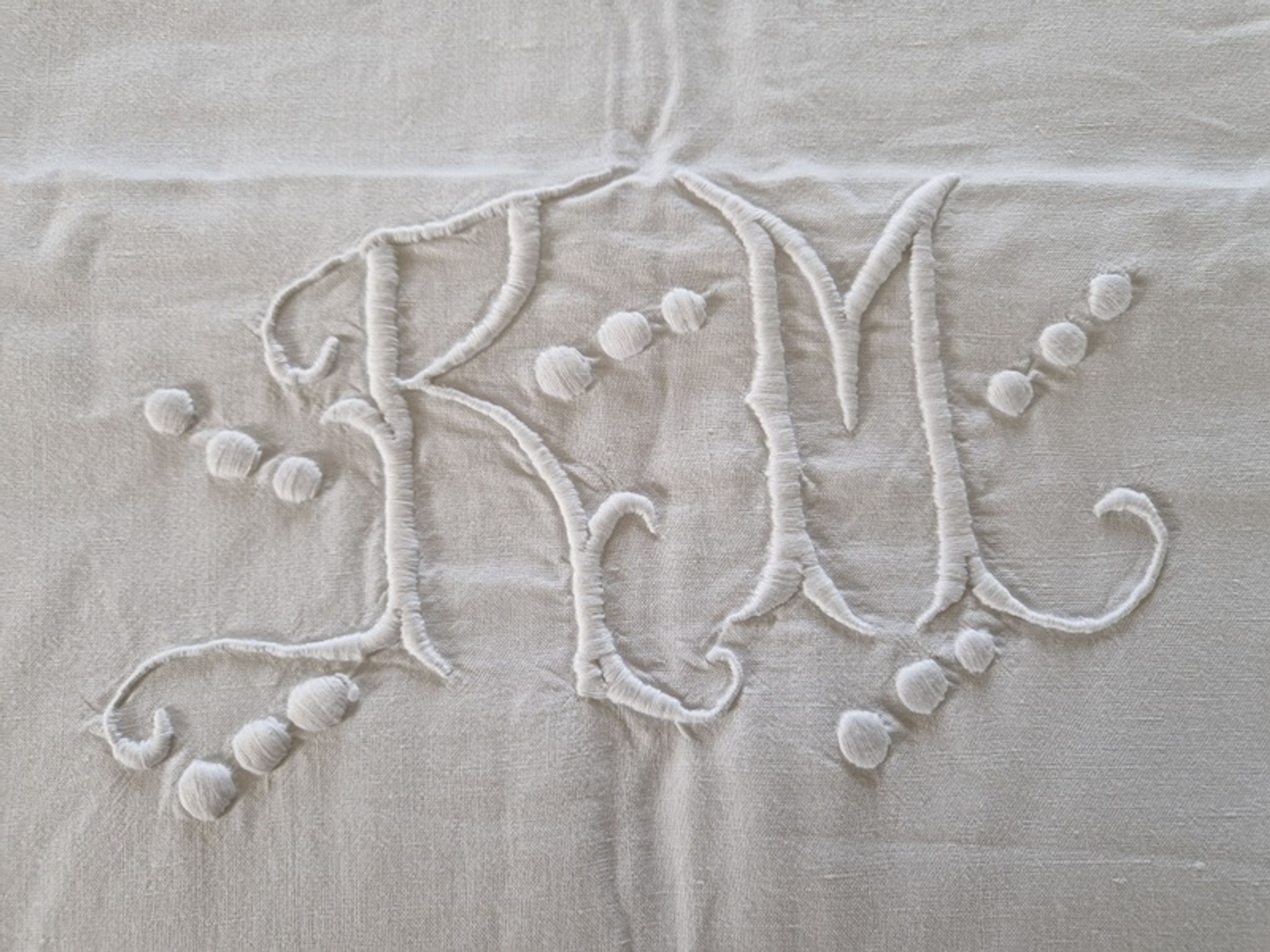 Ancien drap en lin - chiffré rm - avec liseré ajouré et brodé de fleurs - dimensions : 300x220cm