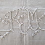 Ancien drap en lin - chiffré rm - avec liseré ajouré et brodé de fleurs - dimensions : 300x220cm