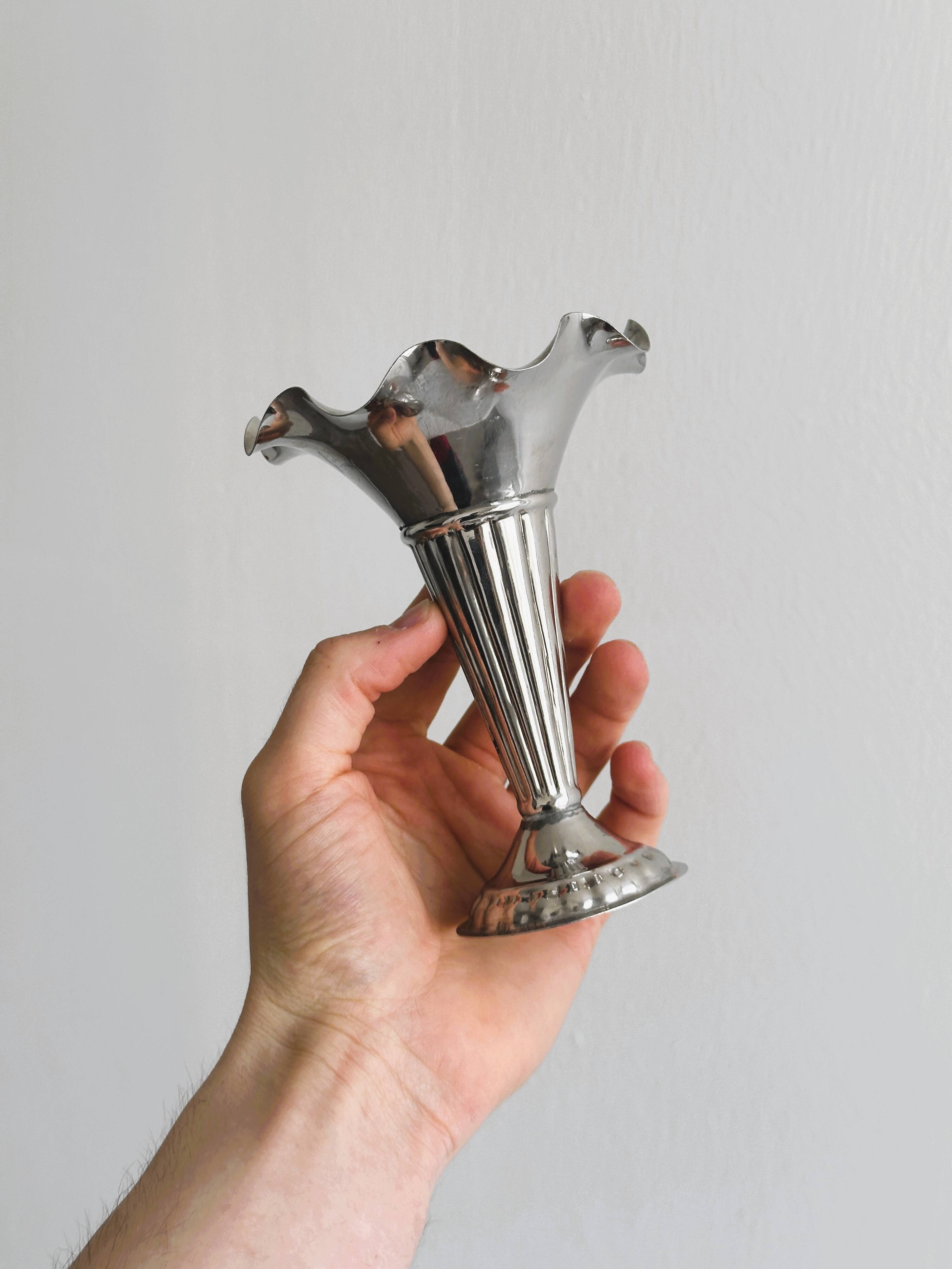 Petit vase vintage en aluminium léger