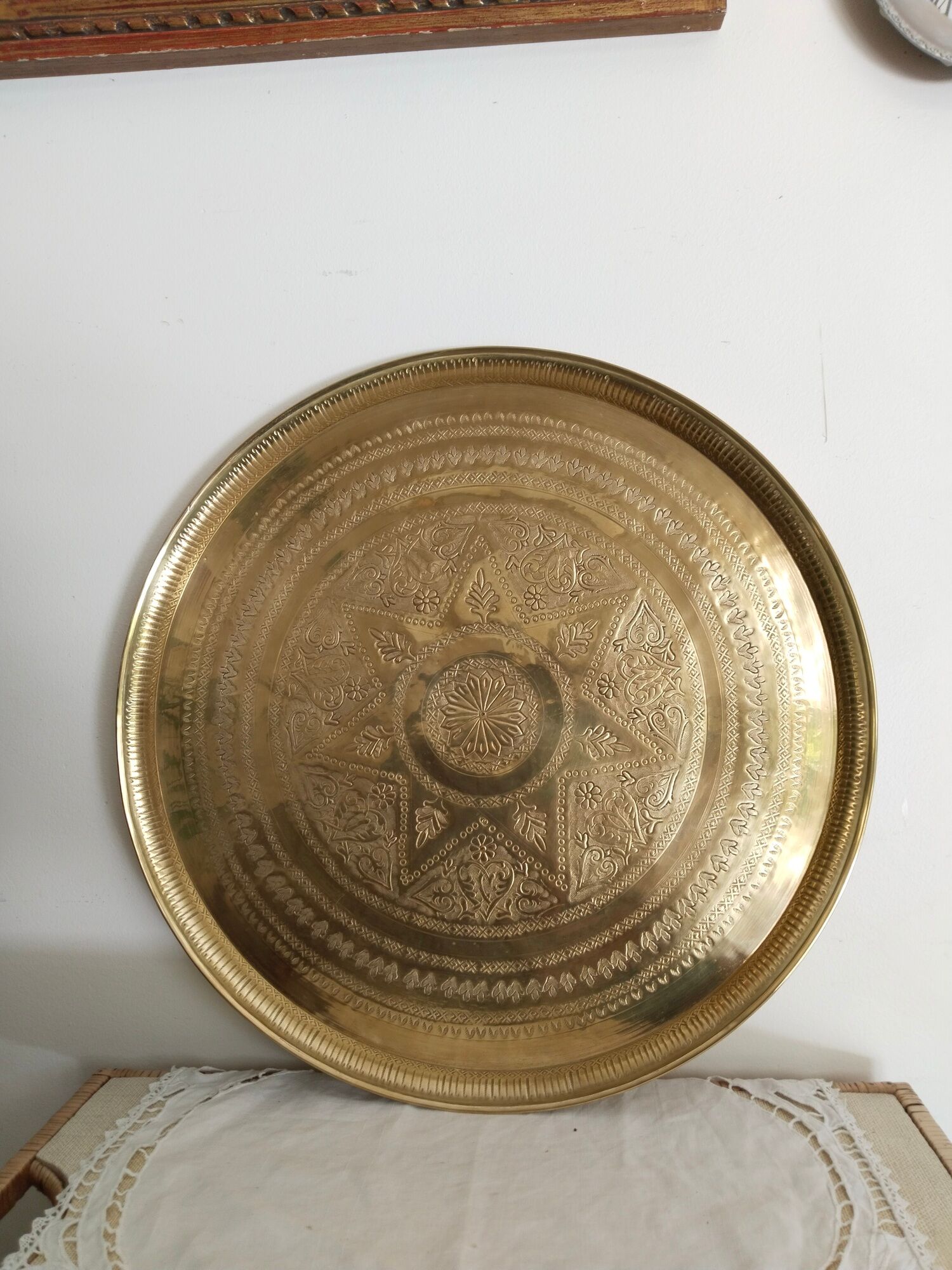 Round tray in old hammered copper, Moroccan, antique