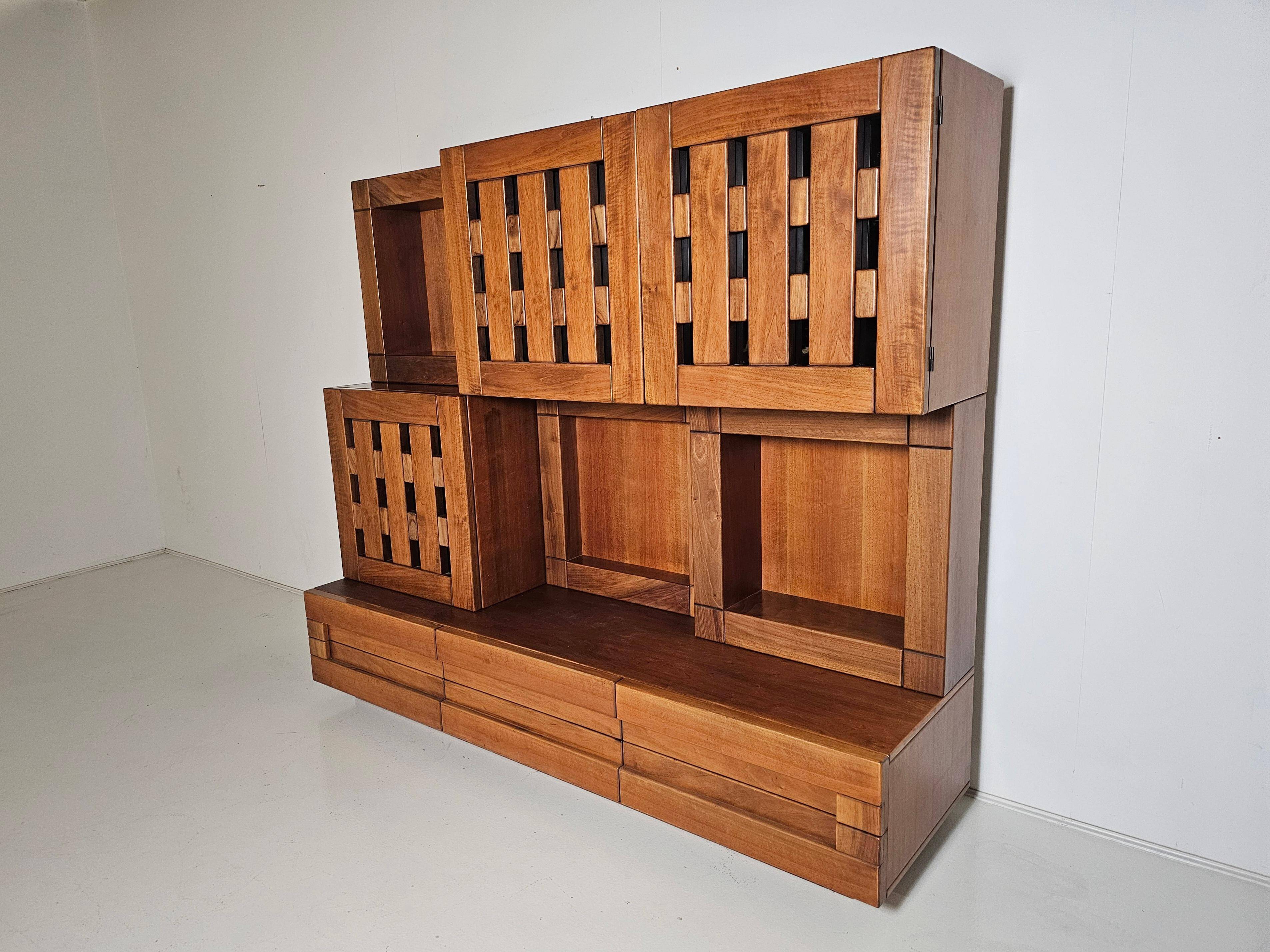 Buffet Plato en bois de noyer massif par Ferdinando Meccani, 1969