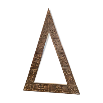 Triangular wooden mirror carved with Oceania Africa characters 98x149cm