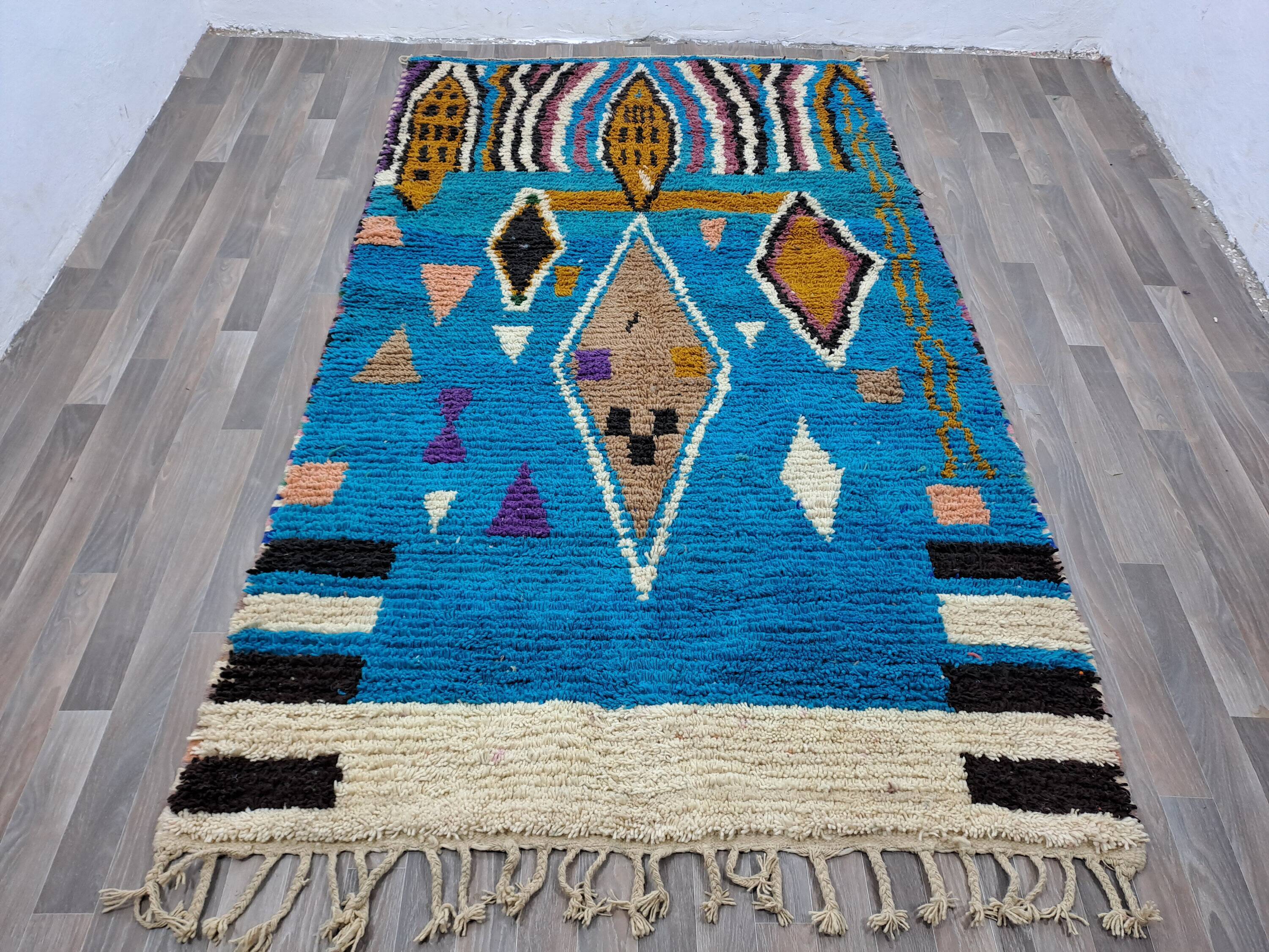 Large Moroccan rug made of natural wool, dimensions 250x150 cm, handmade.