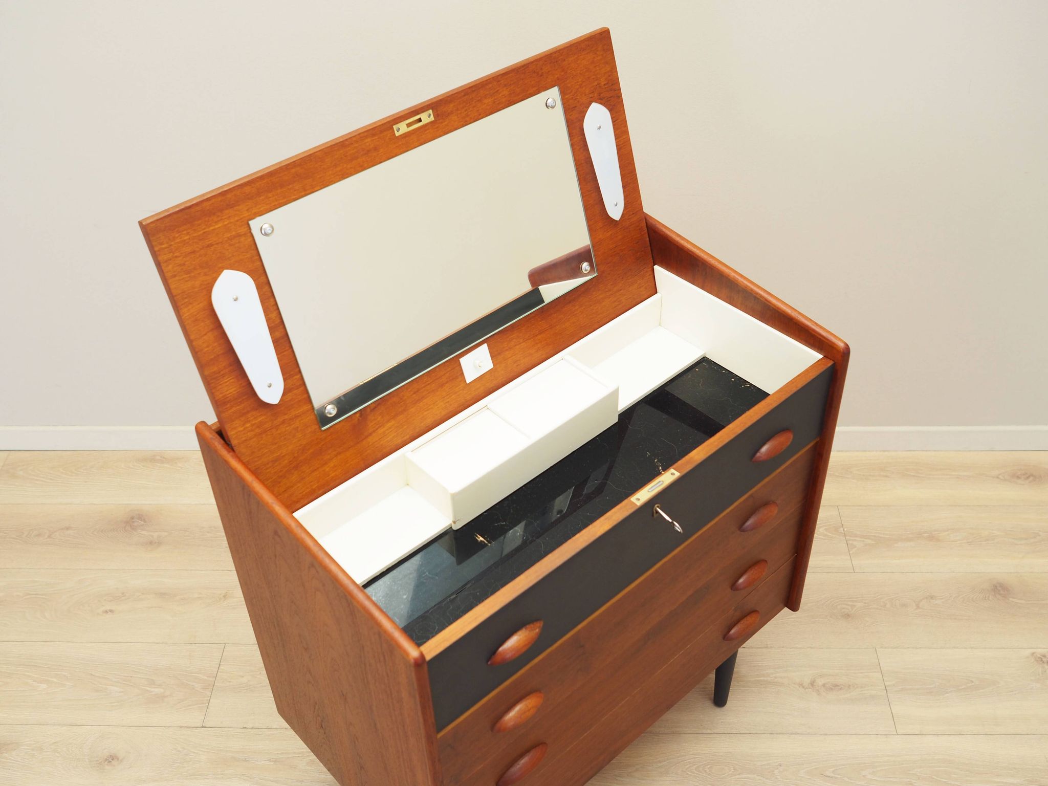 Coiffeuse en teck, design danois, années 1970, production : Danemark