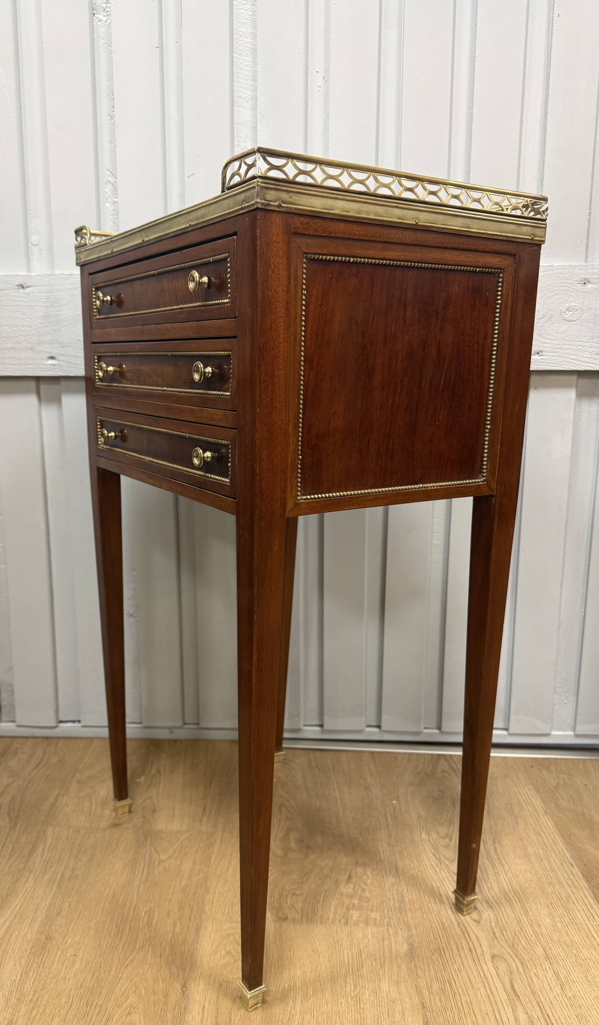 Table, chiffonnière en acajou