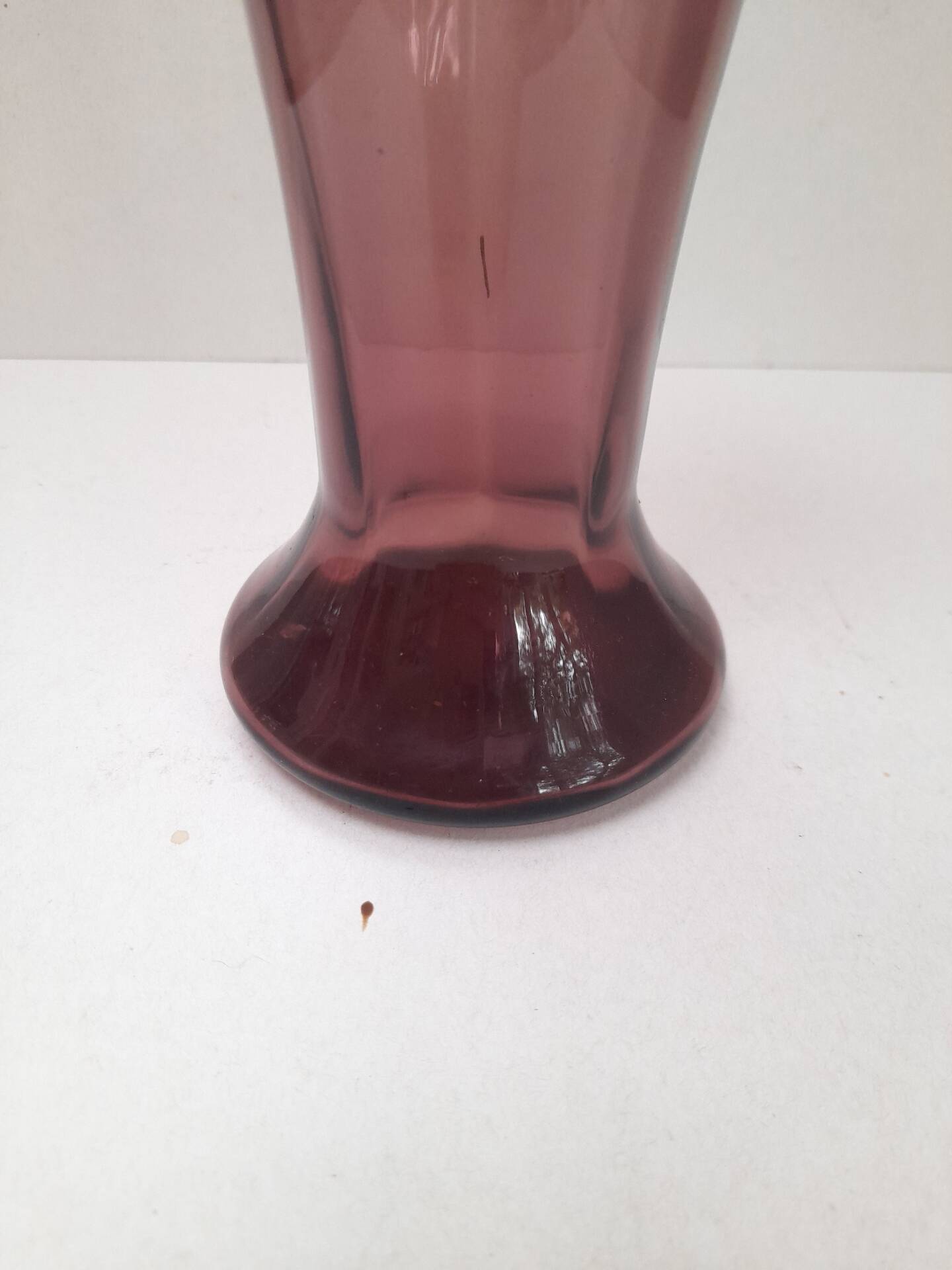 Art Deco vase in aubergine glass Doyen
