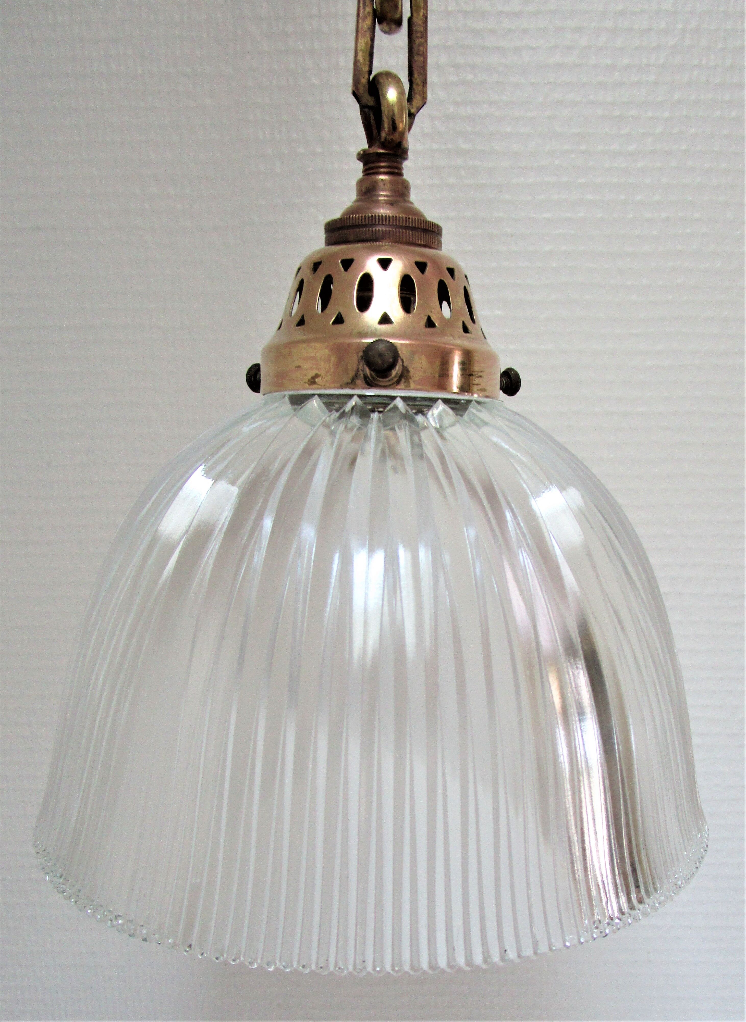 Suspension verre Holophane et laiton doré patiné vintage