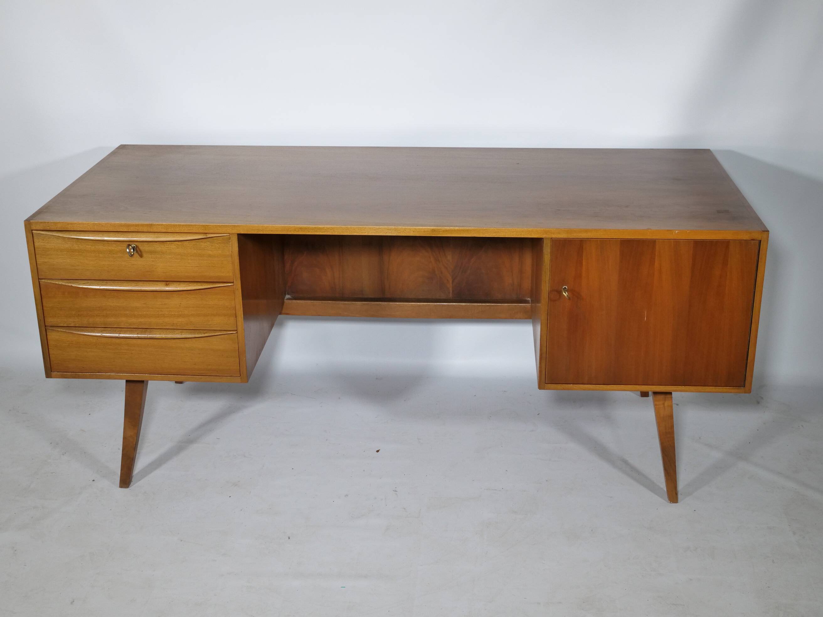 Bureau de direction en noyer, années 1960