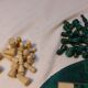 Jeu d'échecs vintage complet en Malachite et pierre blanche