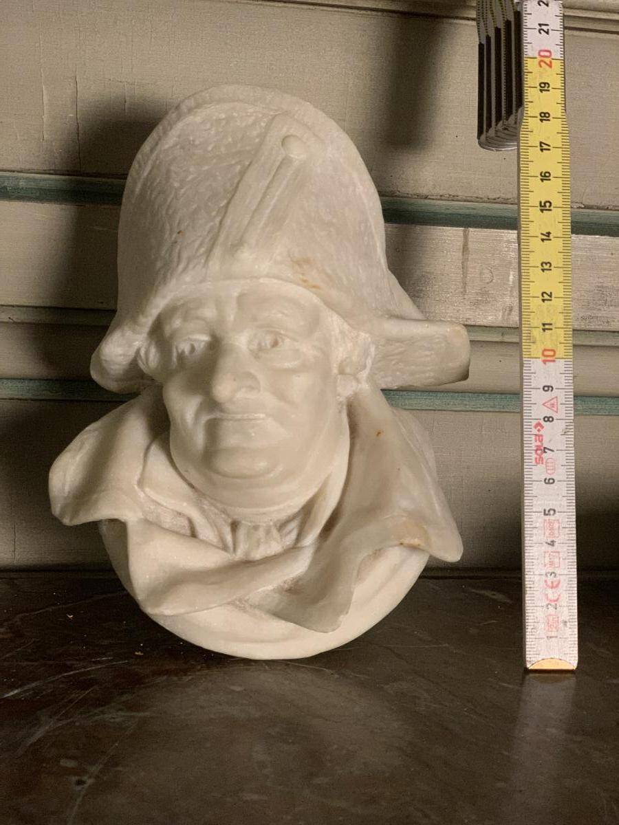 Marble sculpture, man's head in a hat.