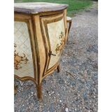 Table de chevet galbée en bois doré