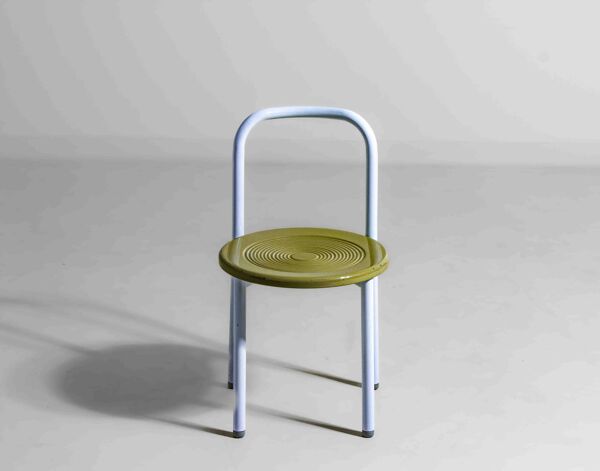 Ensemble de quatre chaises italiennes postmodernes en métal avec assises sculptées, années 1980