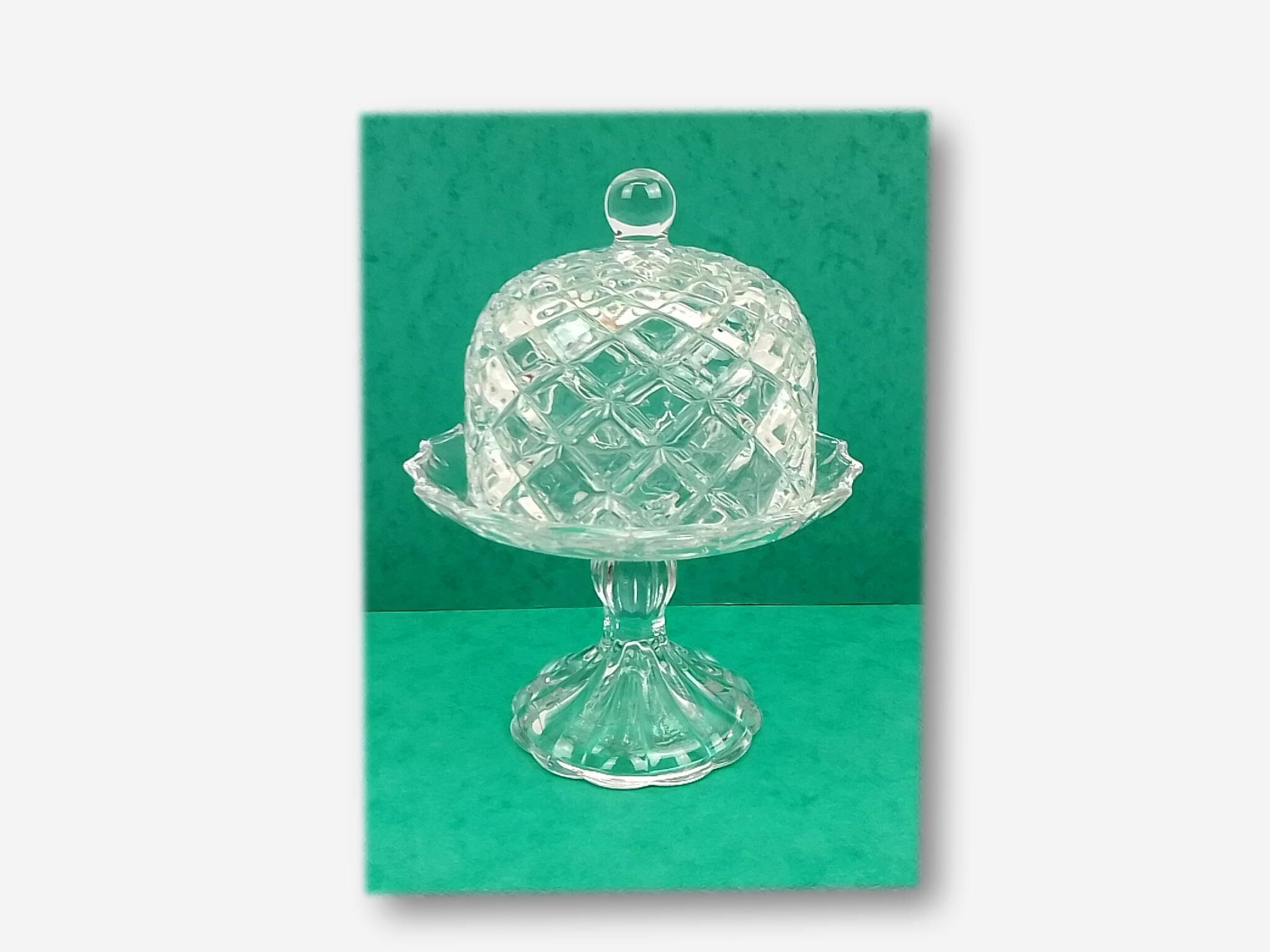 Display under bell in transparent glass patterns in relief