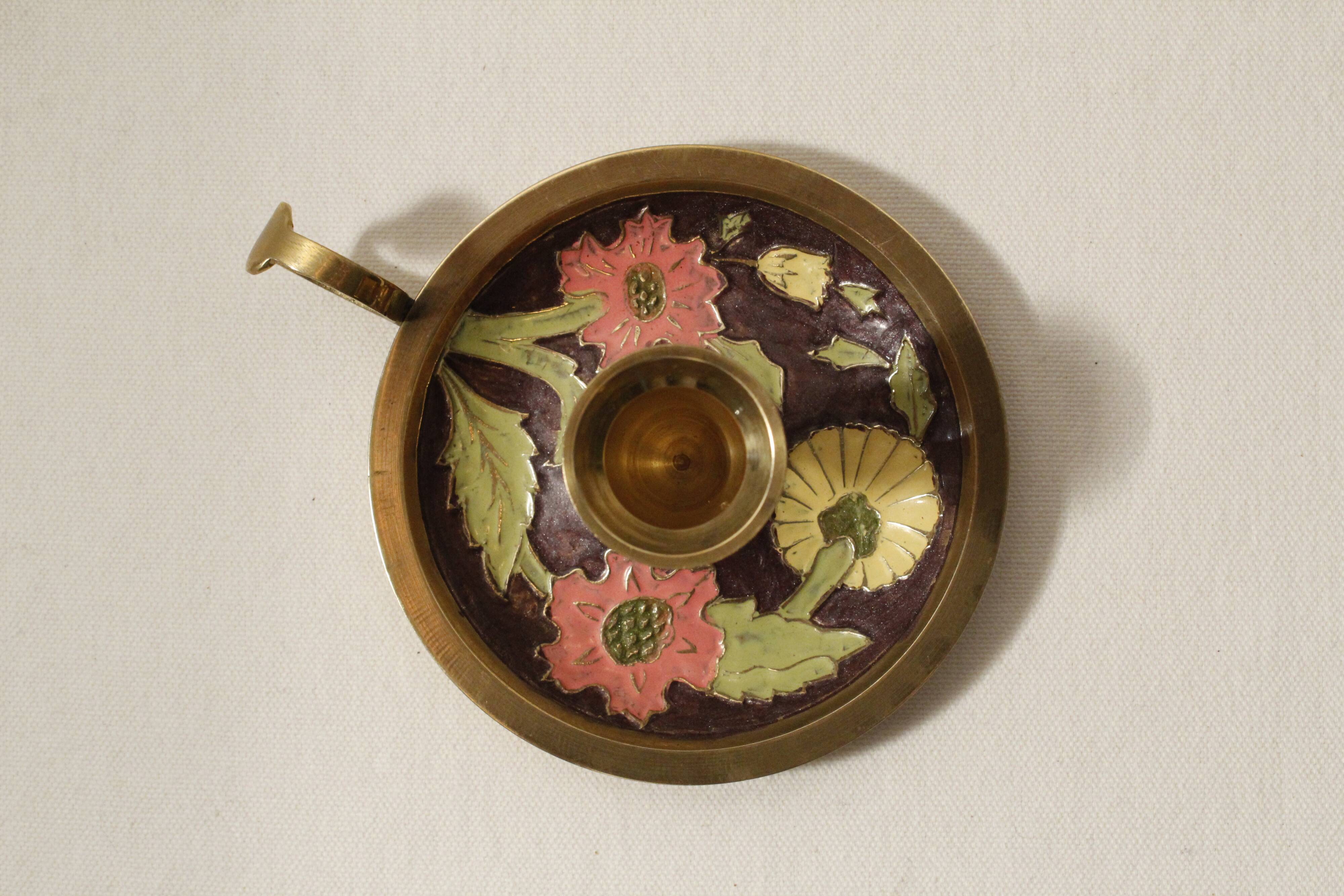 Set of 2 round golden metal candle holders and floral patterns