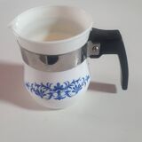 pot a lait en ceramique blanche avec fleurs bleues, poignée metallique