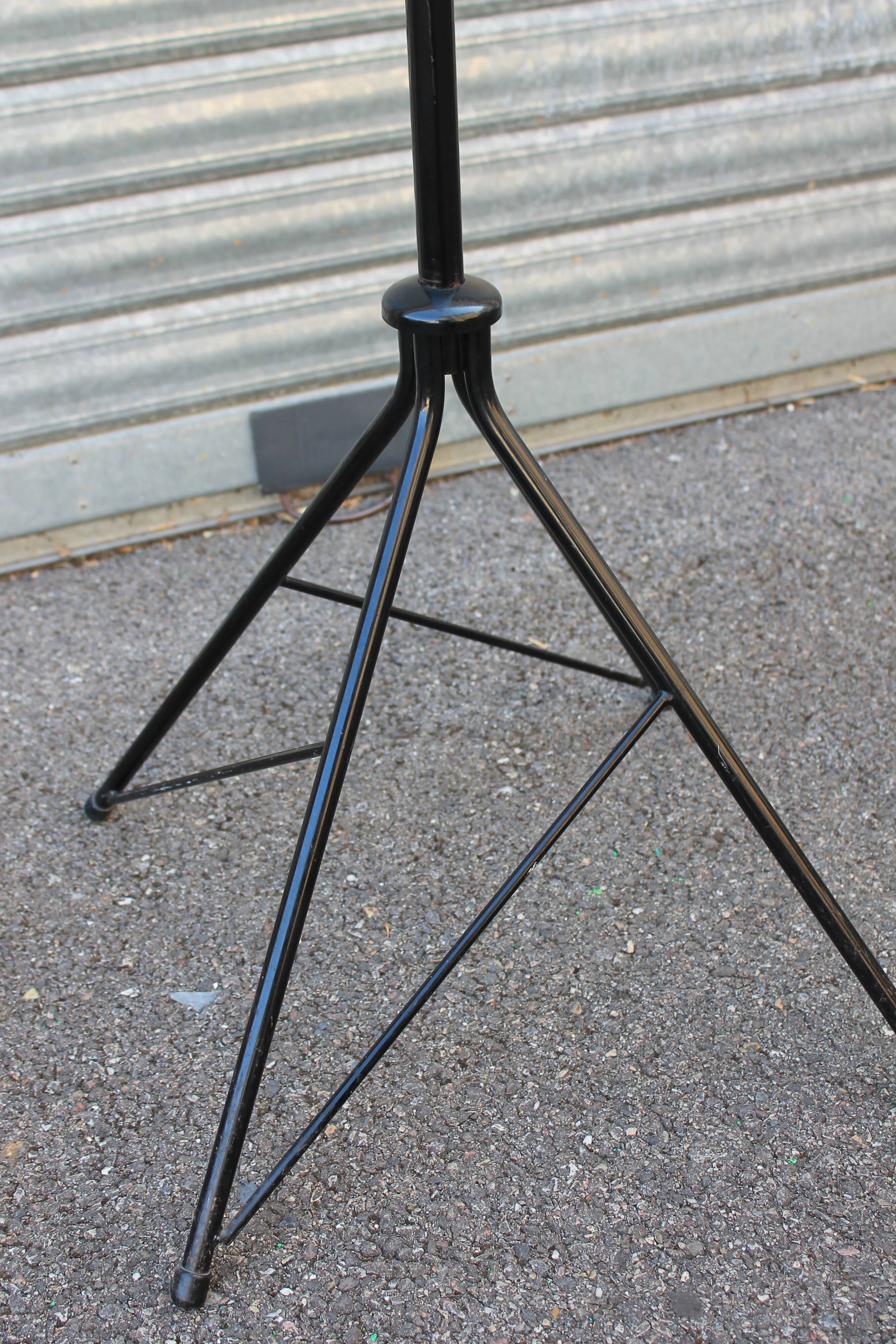 Ball-wearing coat hanger