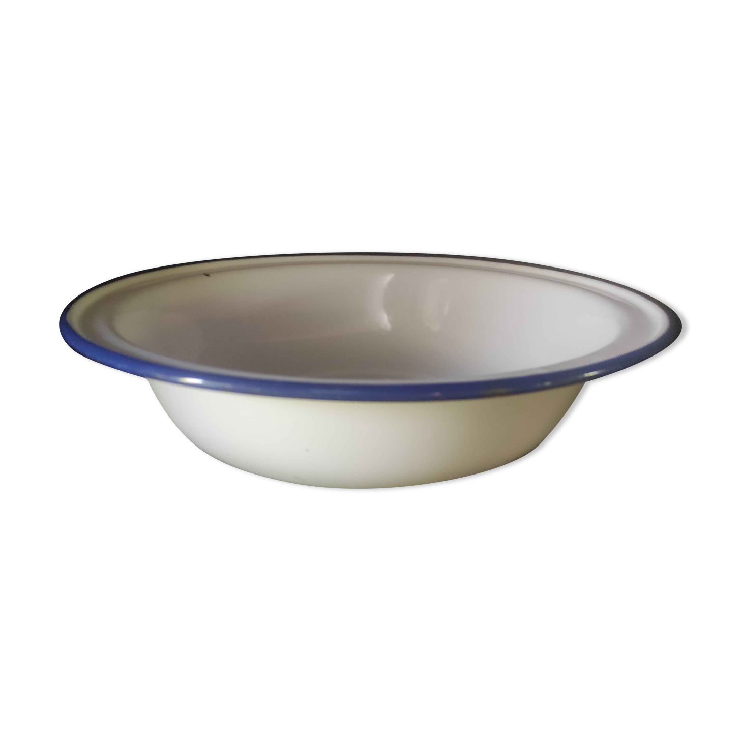 Basin in white enamelled sheet metal