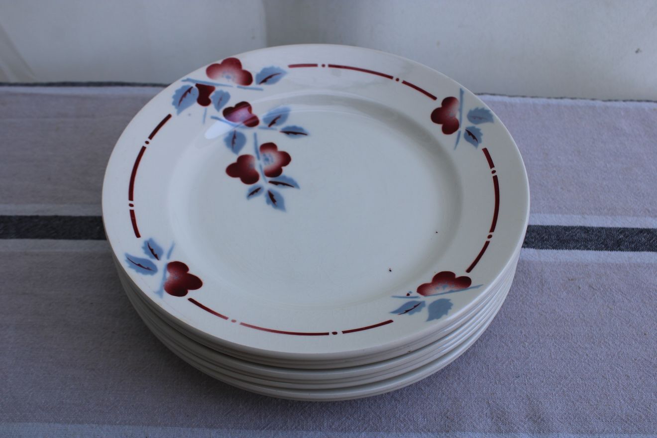 Set of 8 flat ceramic plates
