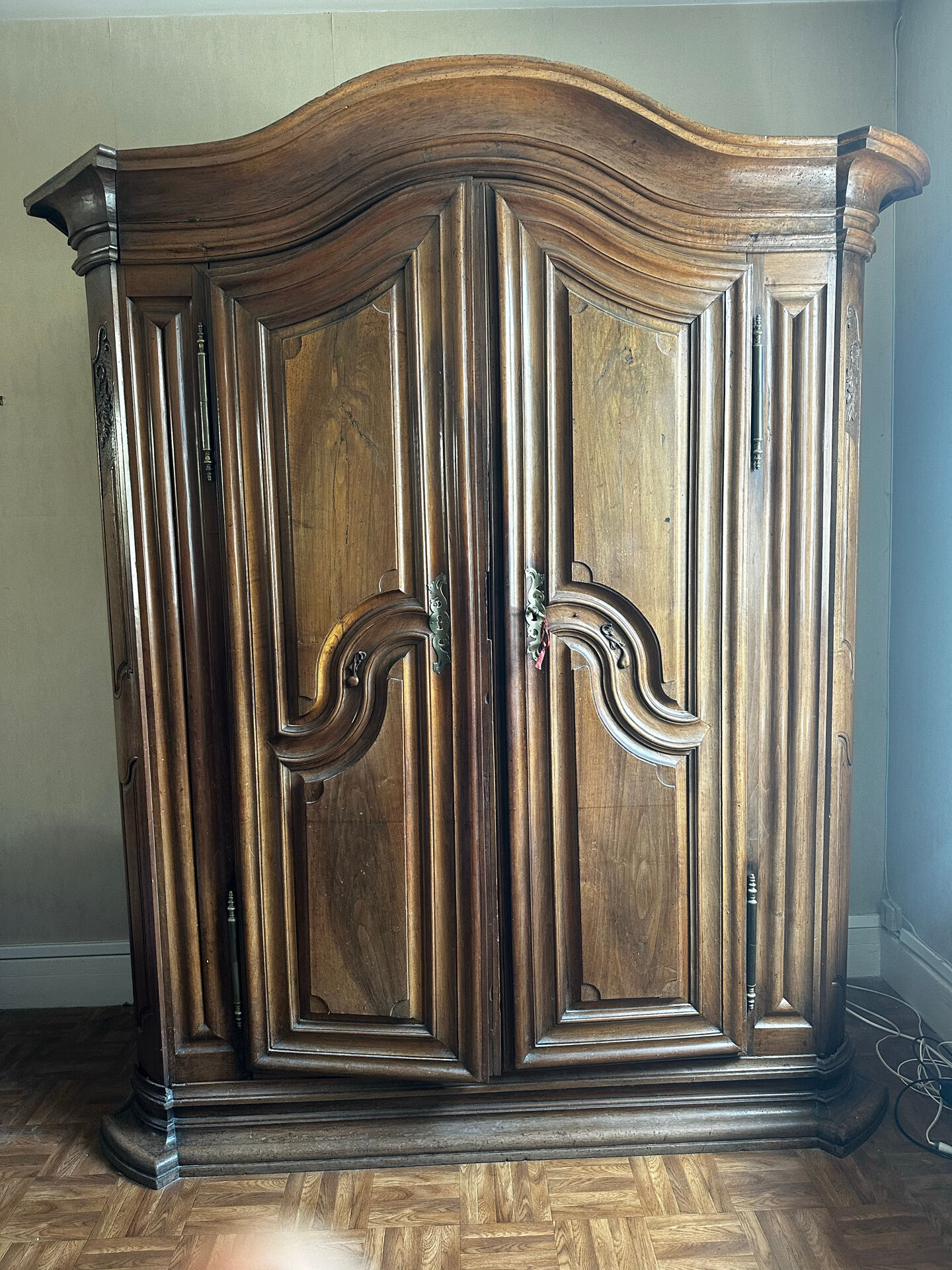 Large Alsatian Louis XV wardrobe in solid walnut – 18th century