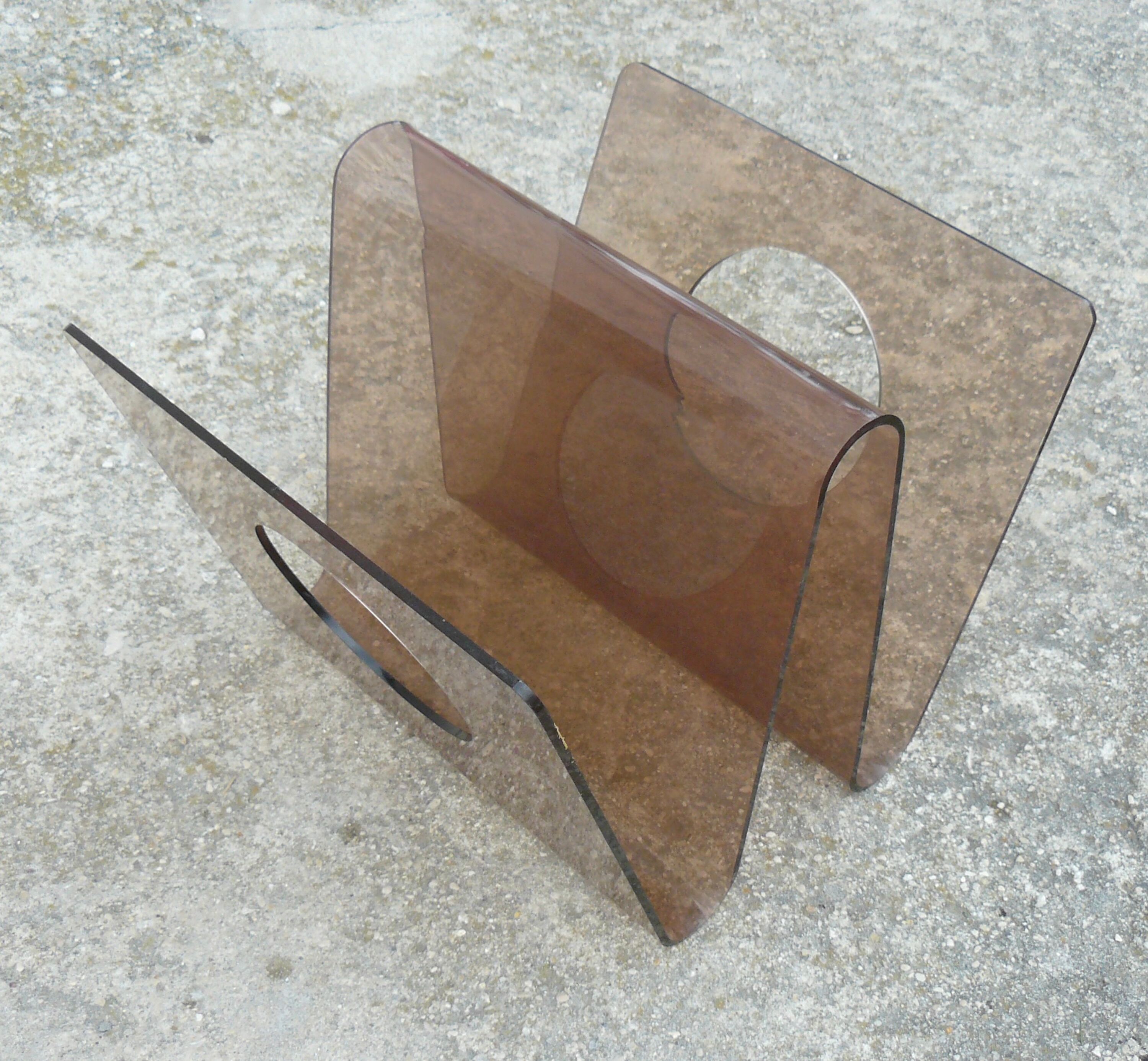 Plexiglass design magazine holder de Michel Dumas for Roche Bobois, 1960