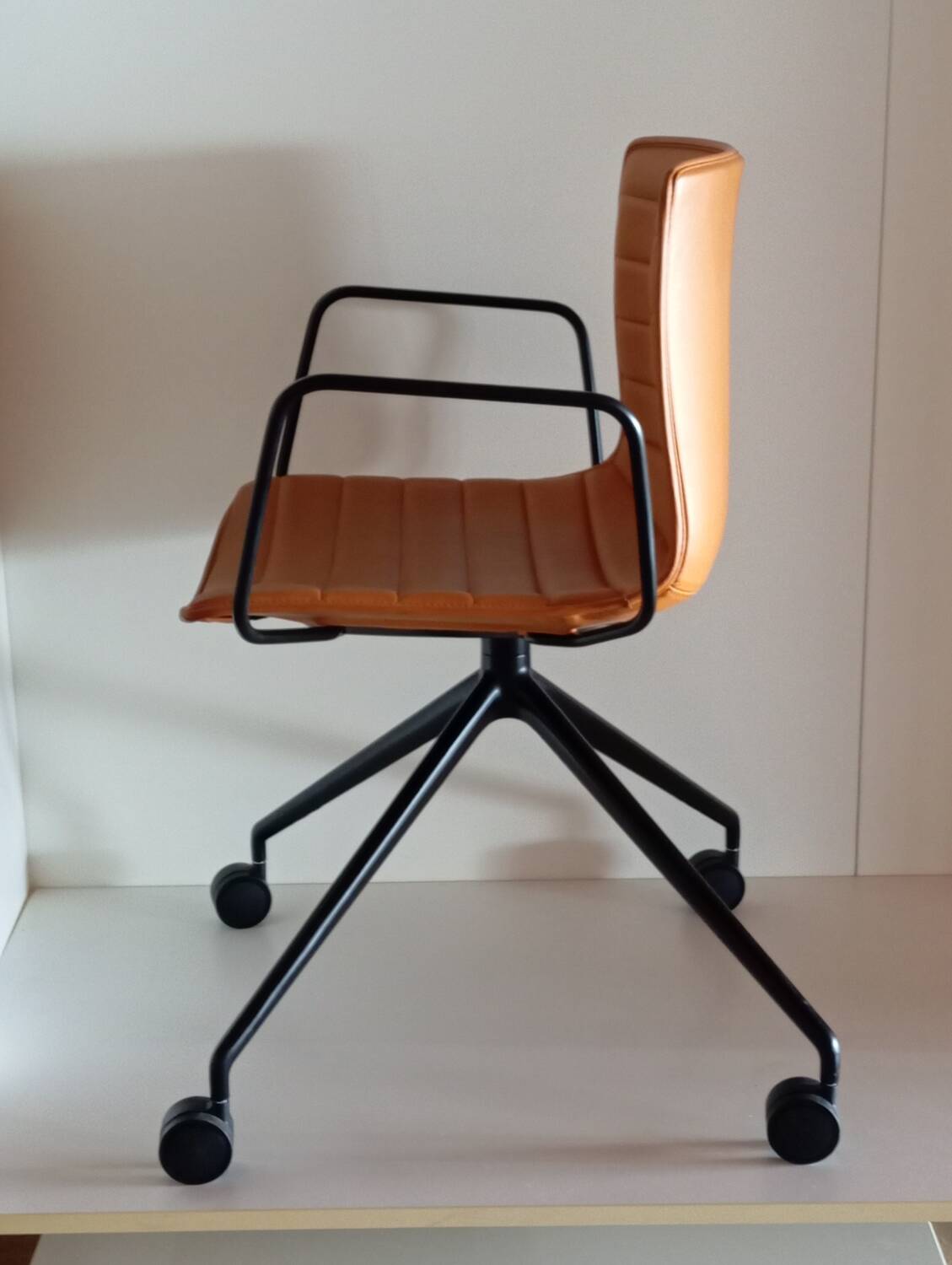 Leather chair Arper design Lievore Altherr Molina