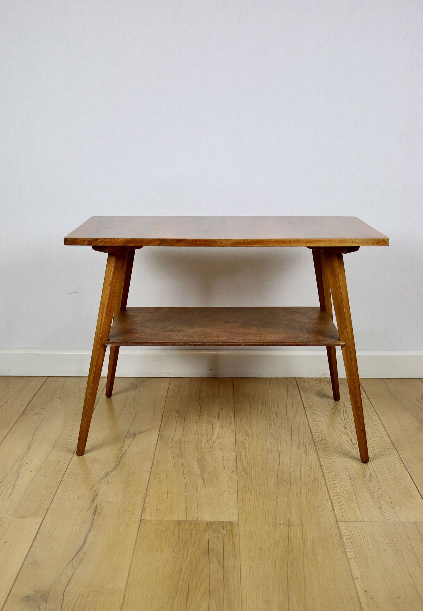 Table basse console en polonais des années 1970, carrée et multifacette.