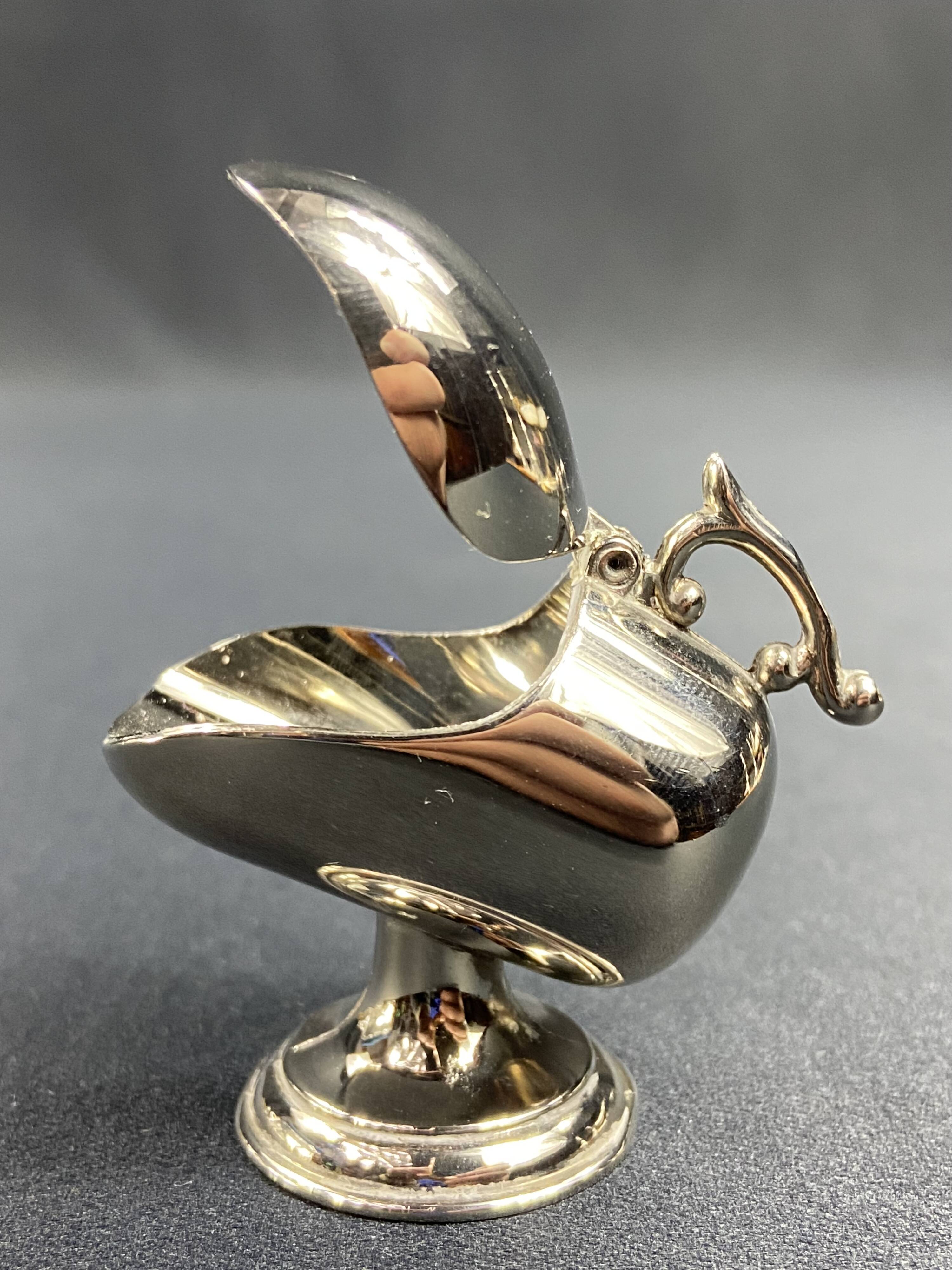 Individual ashtray with metal clasp