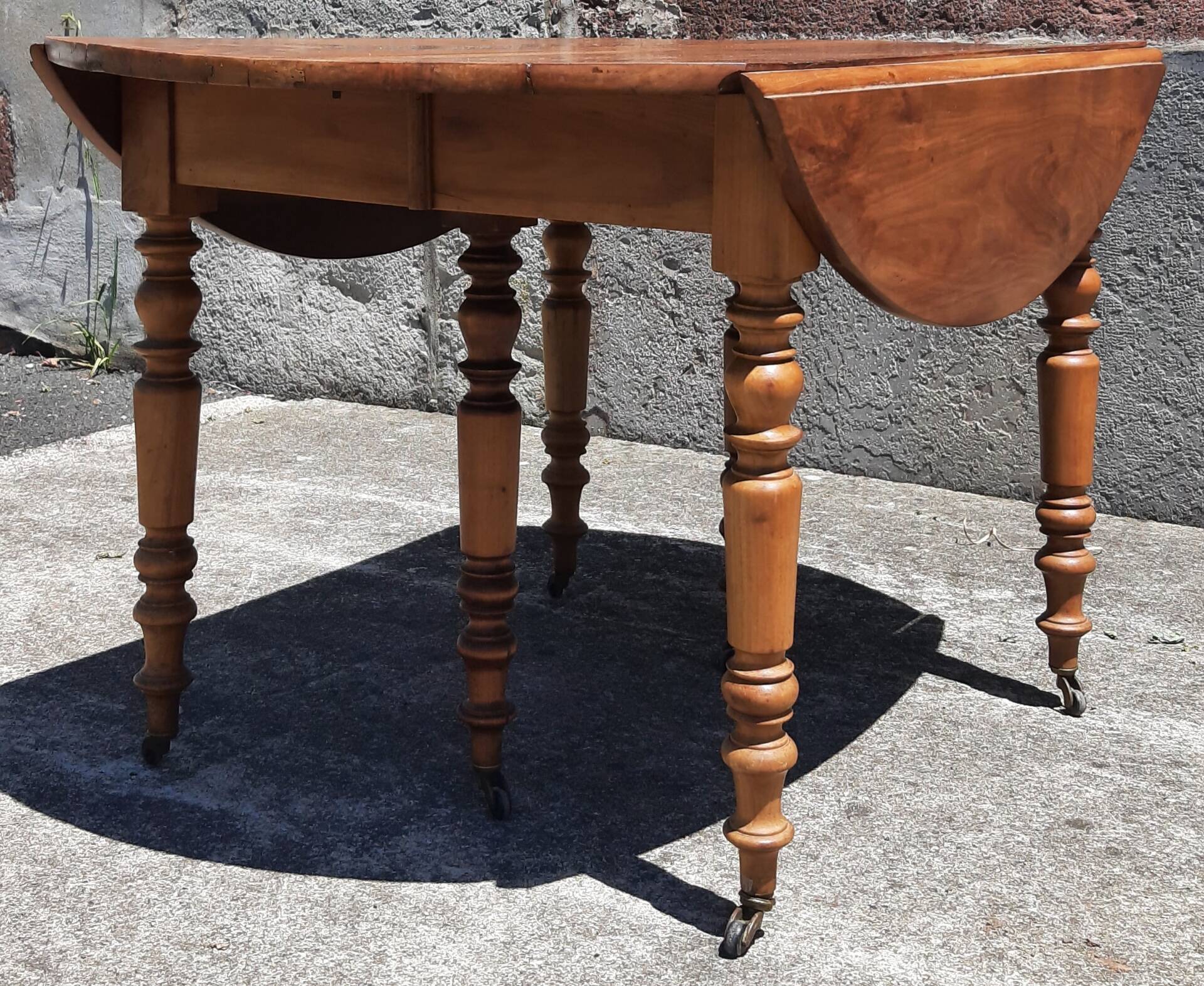Extendable round table (with extensions and flaps), cherry wood.