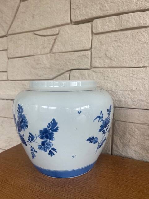 Delf earthenware pot