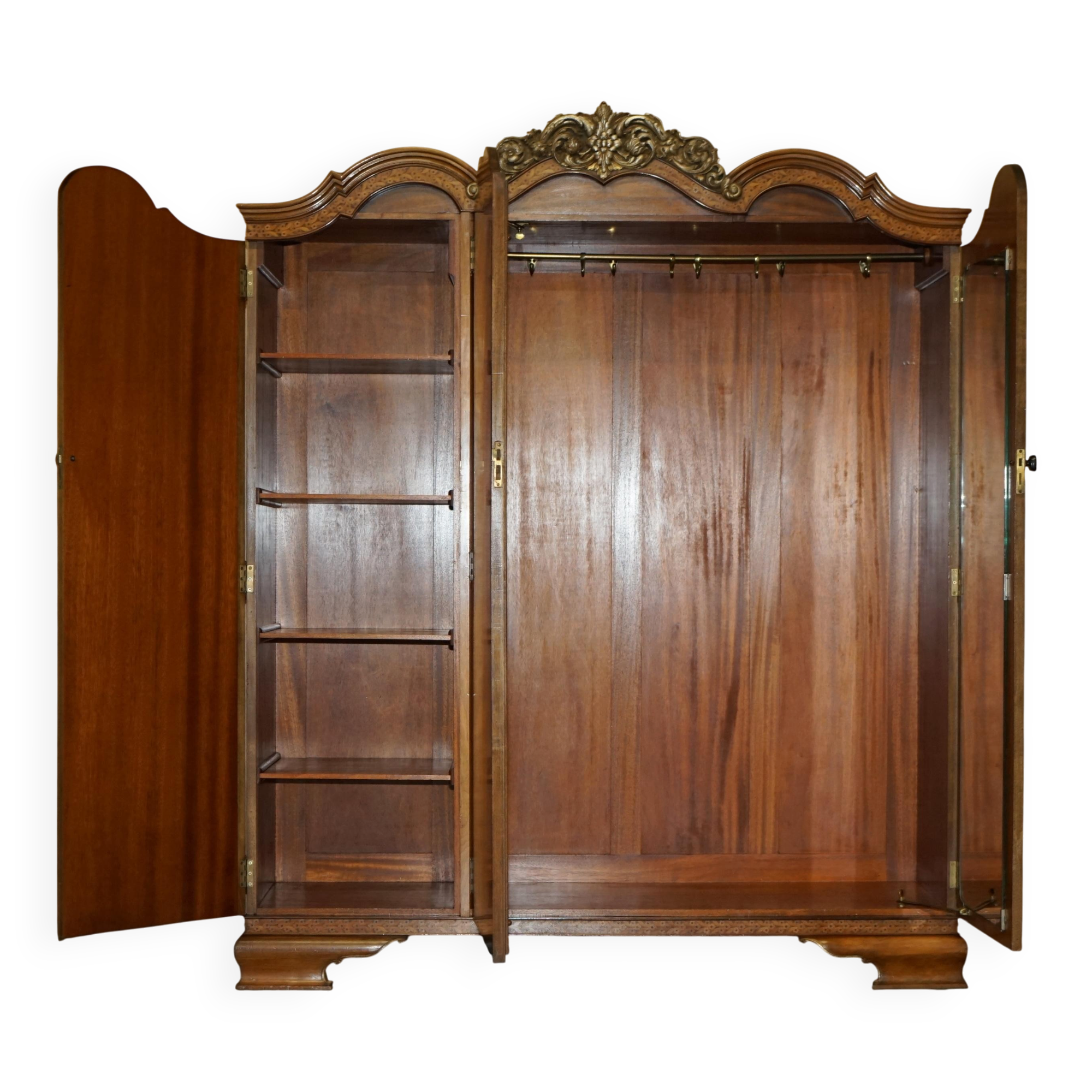 Armoire triple en placage de noyer Waring & Gillow