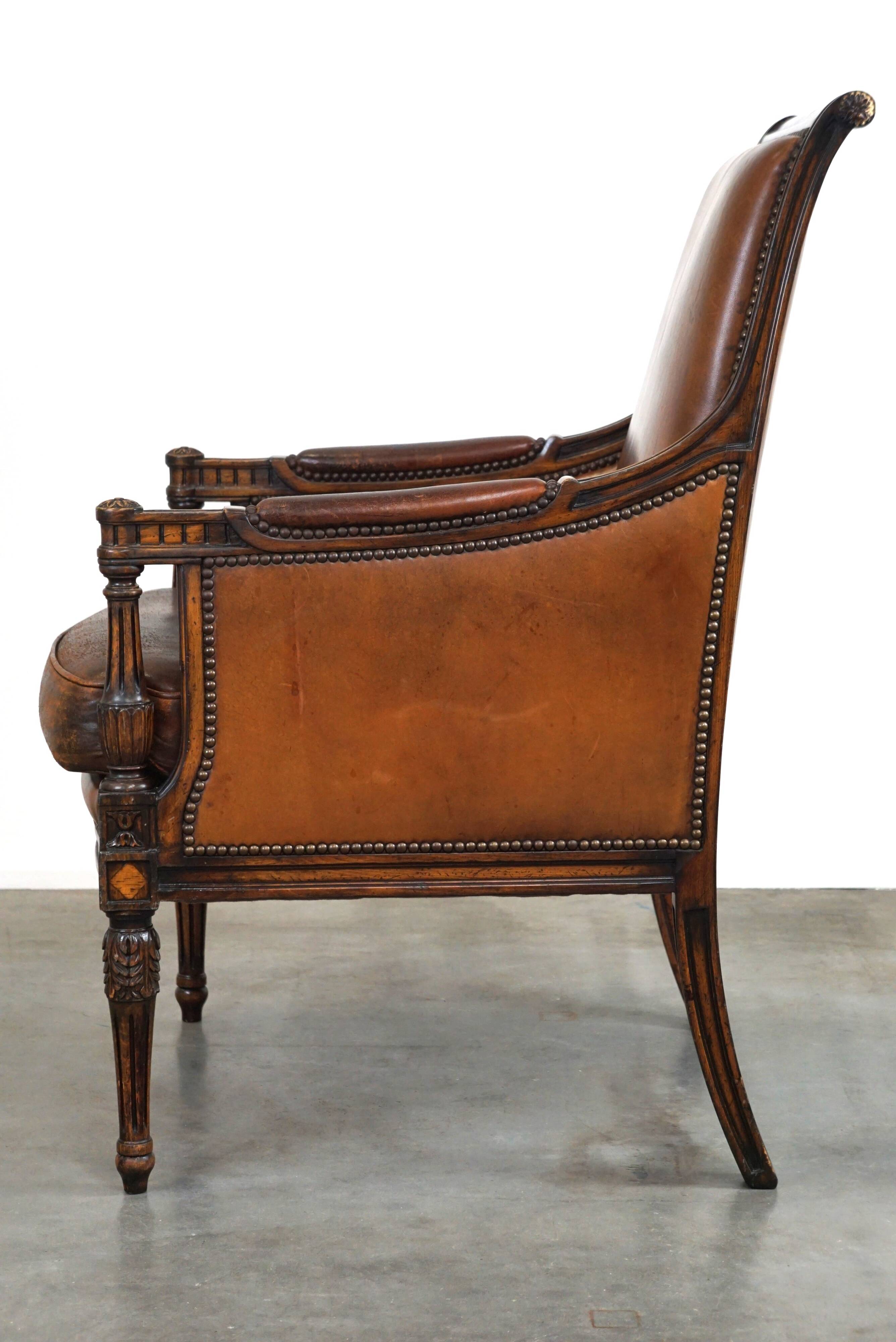 Fauteuil classique en peau de mouton avec sculptures en bois