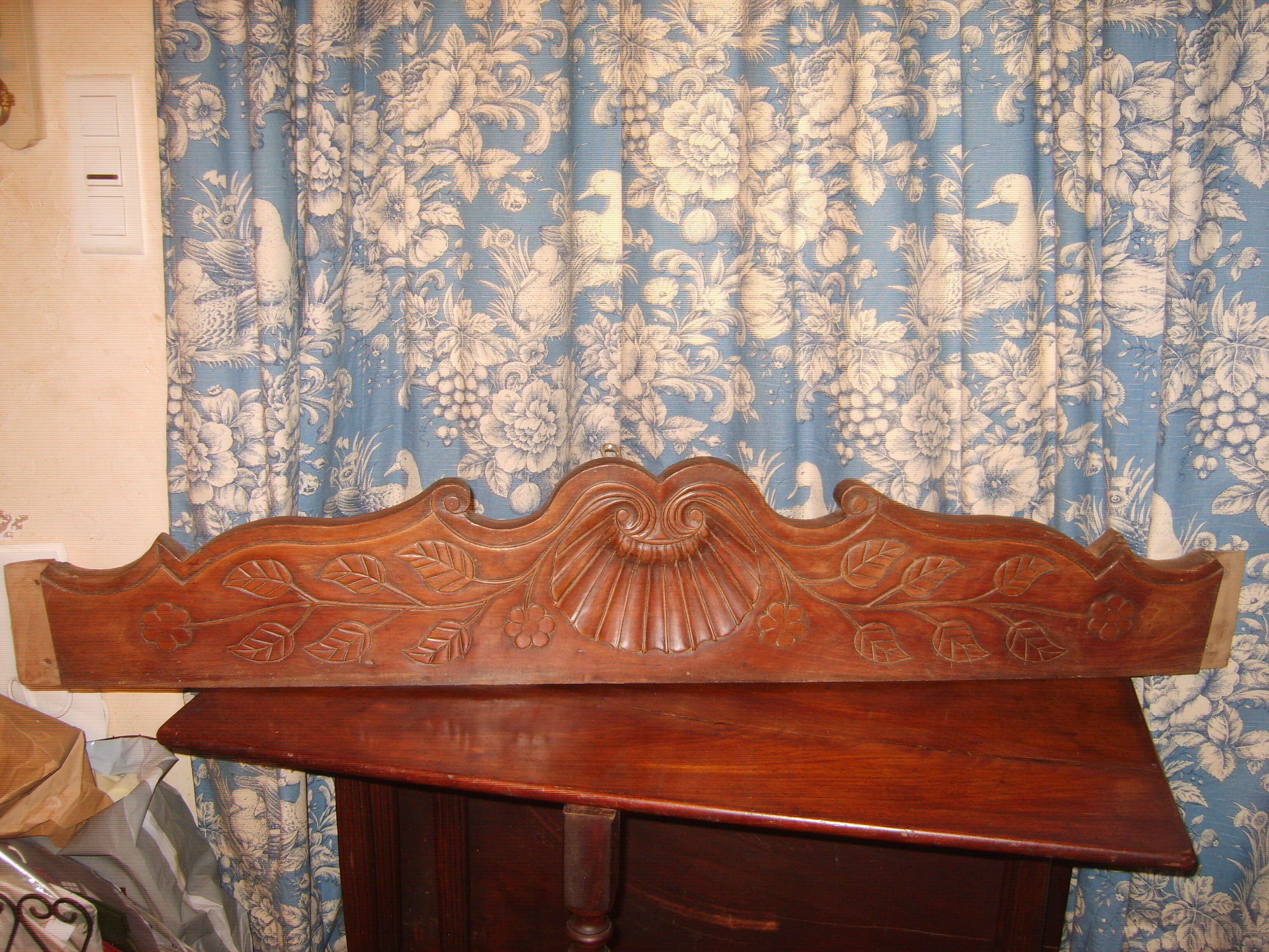 Fronton shell in cherry