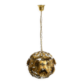 Belle lampe de plafond sphérique en métal de style floral, design Régence des années 1970.