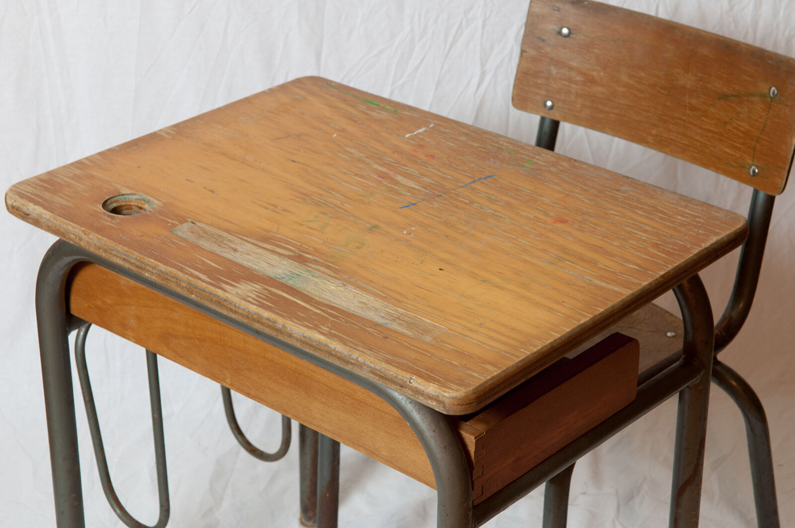 Bureau d'école vintage des années 60 avec porte-cartable