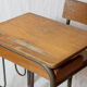 Bureau d'école vintage des années 60 avec porte-cartable