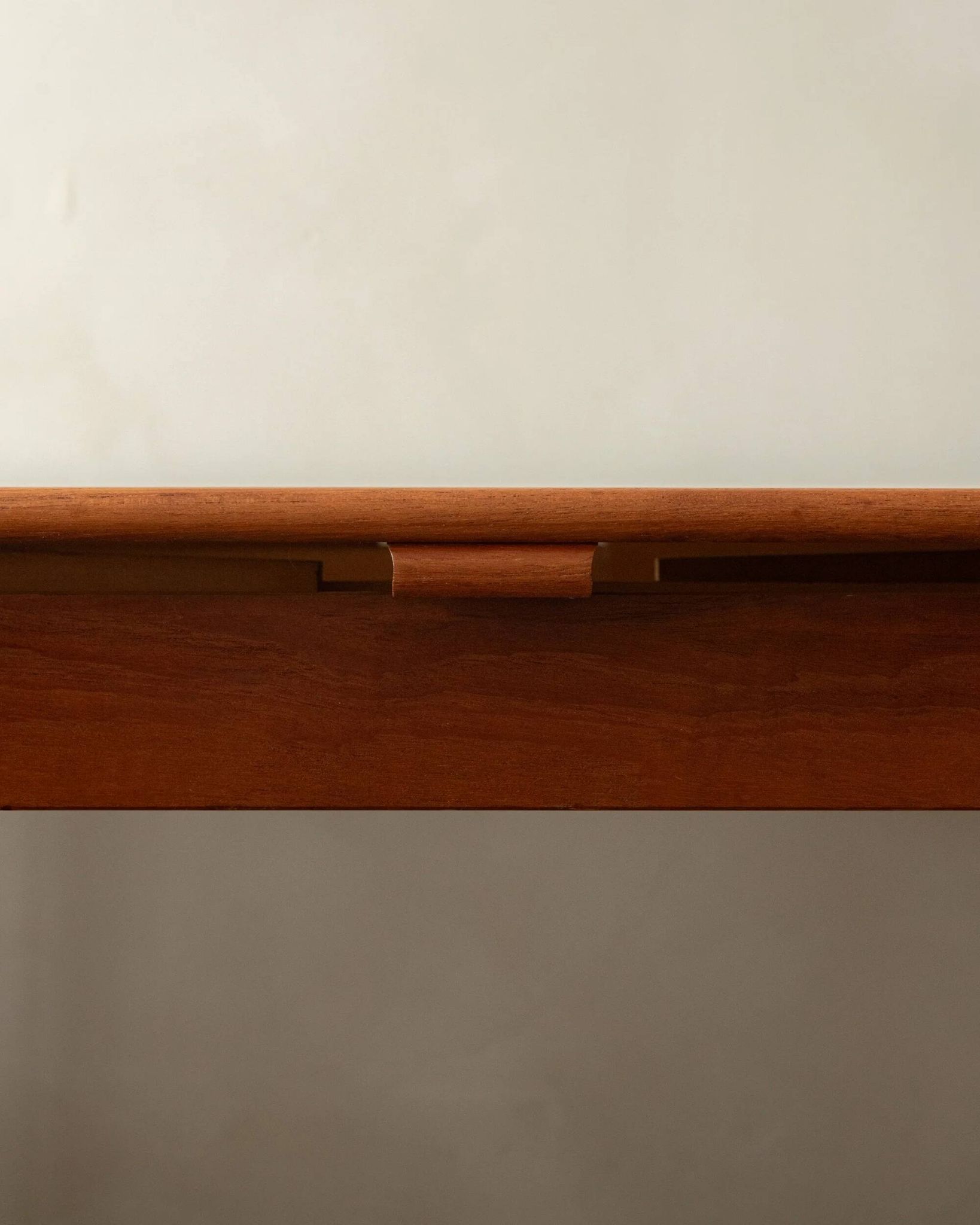 Table à manger extensible en teck moderne danois modèle 24 par Ansager Møbler années 1960.