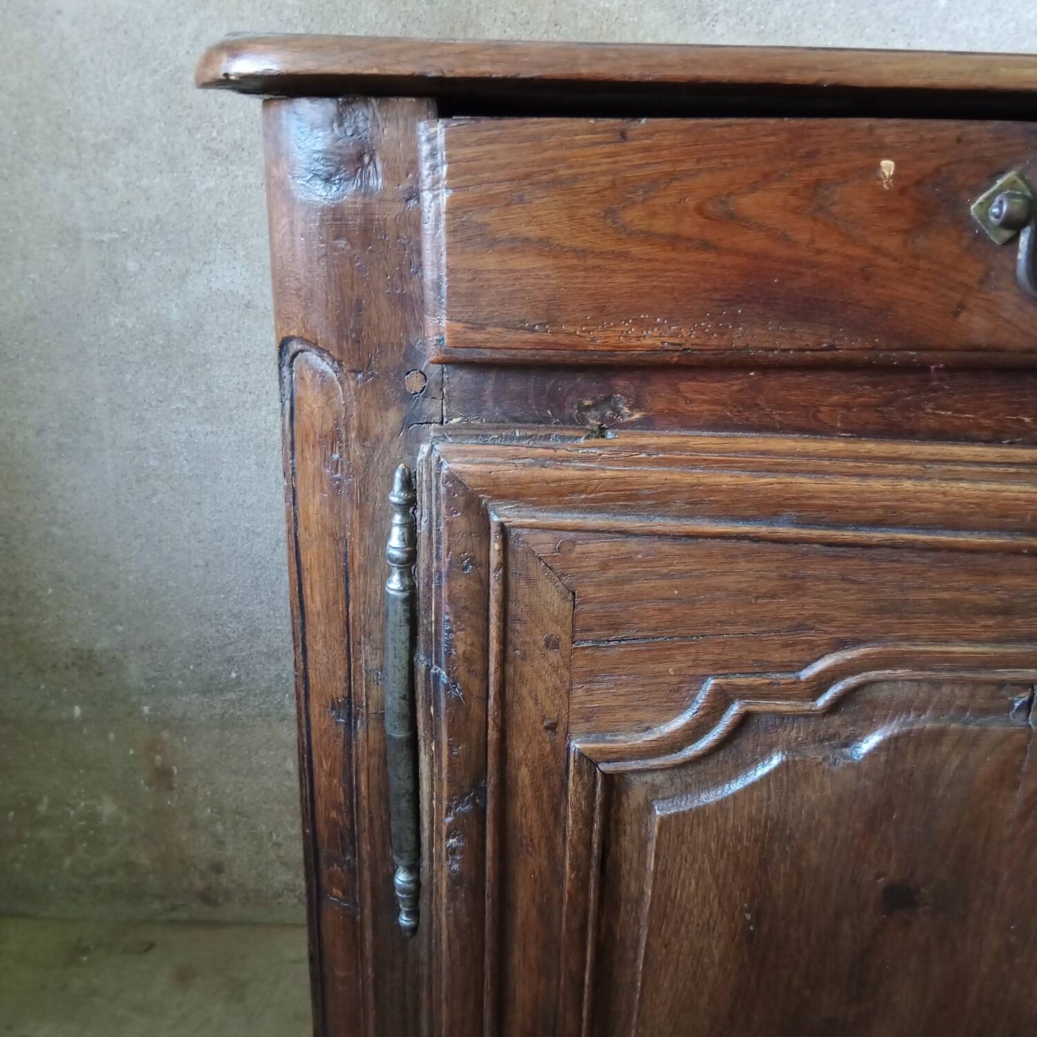 Rustic antique oak sideboard with 2 doors