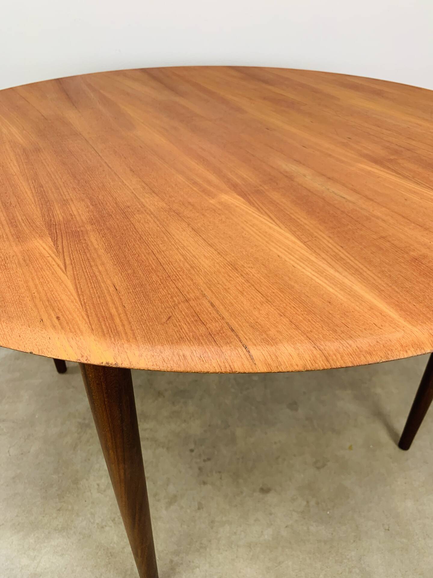 Table ronde scandinave en teck, 1960