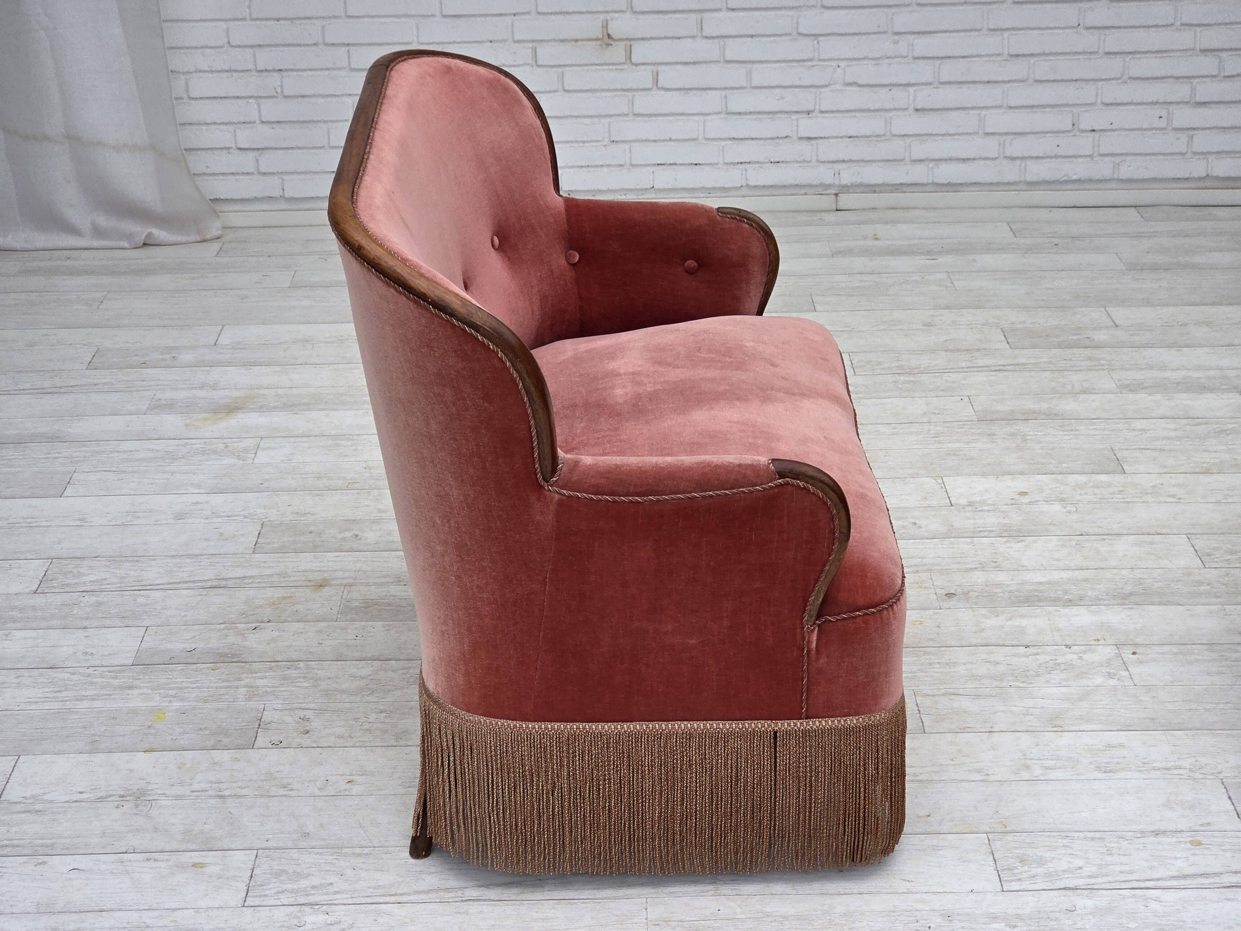 Canapé danois 2 places des années 1930, velours d'ameublement rose saumon, bois de frêne.