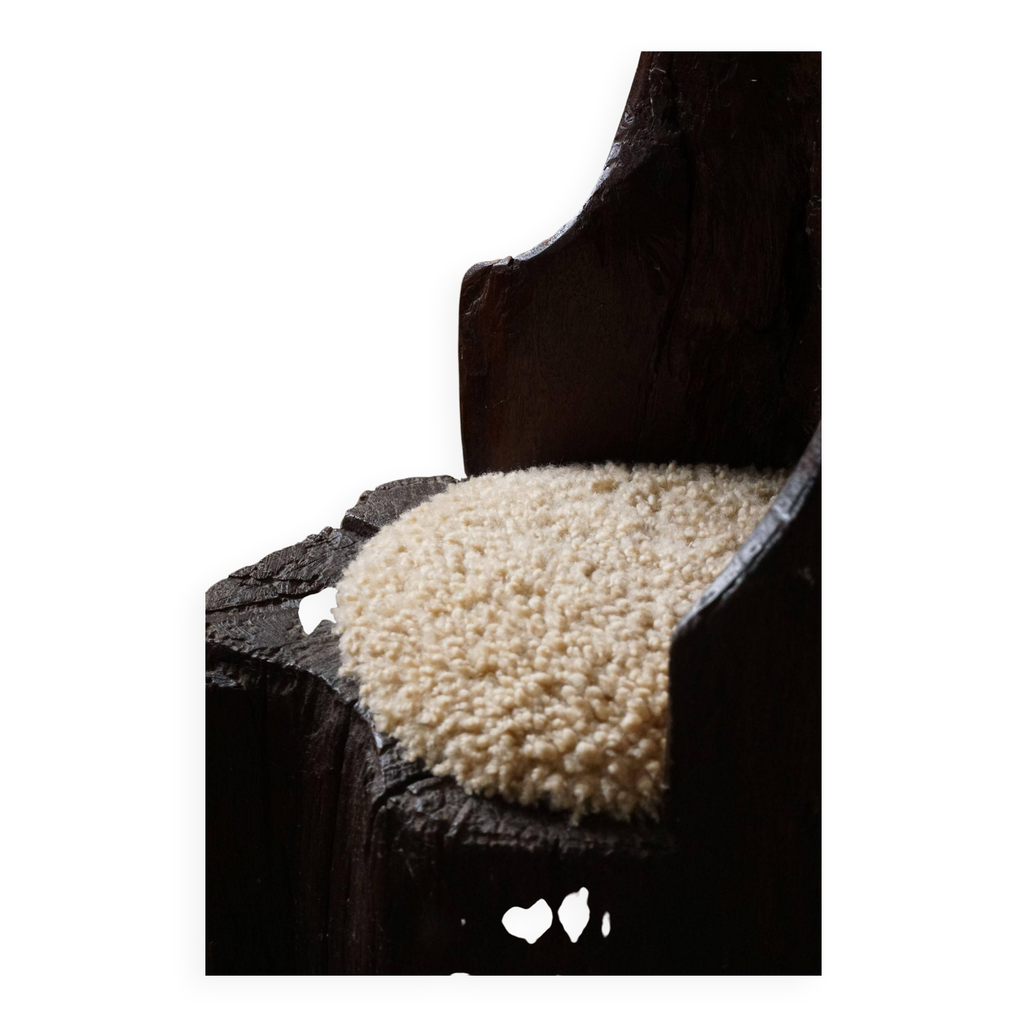 Chaise souche primitive wabi sabi suédoise sculptée à la main, siège en laine d'agneau, 1900s