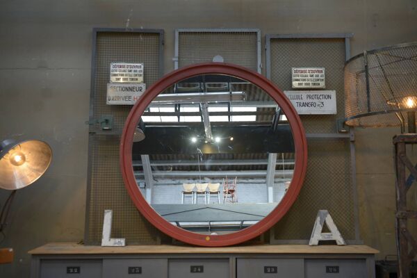 Grand miroir rond industriel en bois 1920