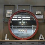 Grand miroir rond industriel en bois 1920