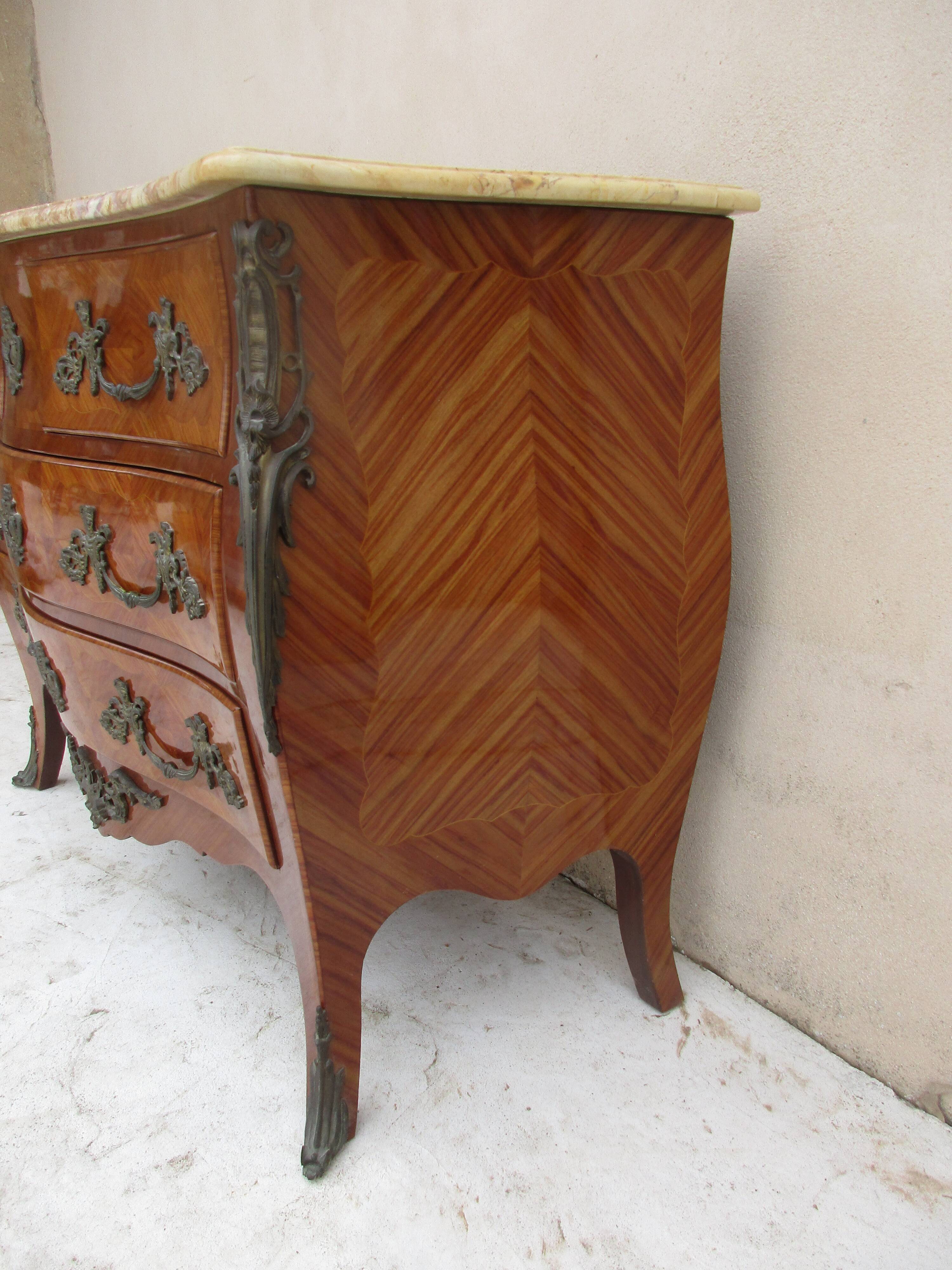 Dresser en marquetry style lLuis XV