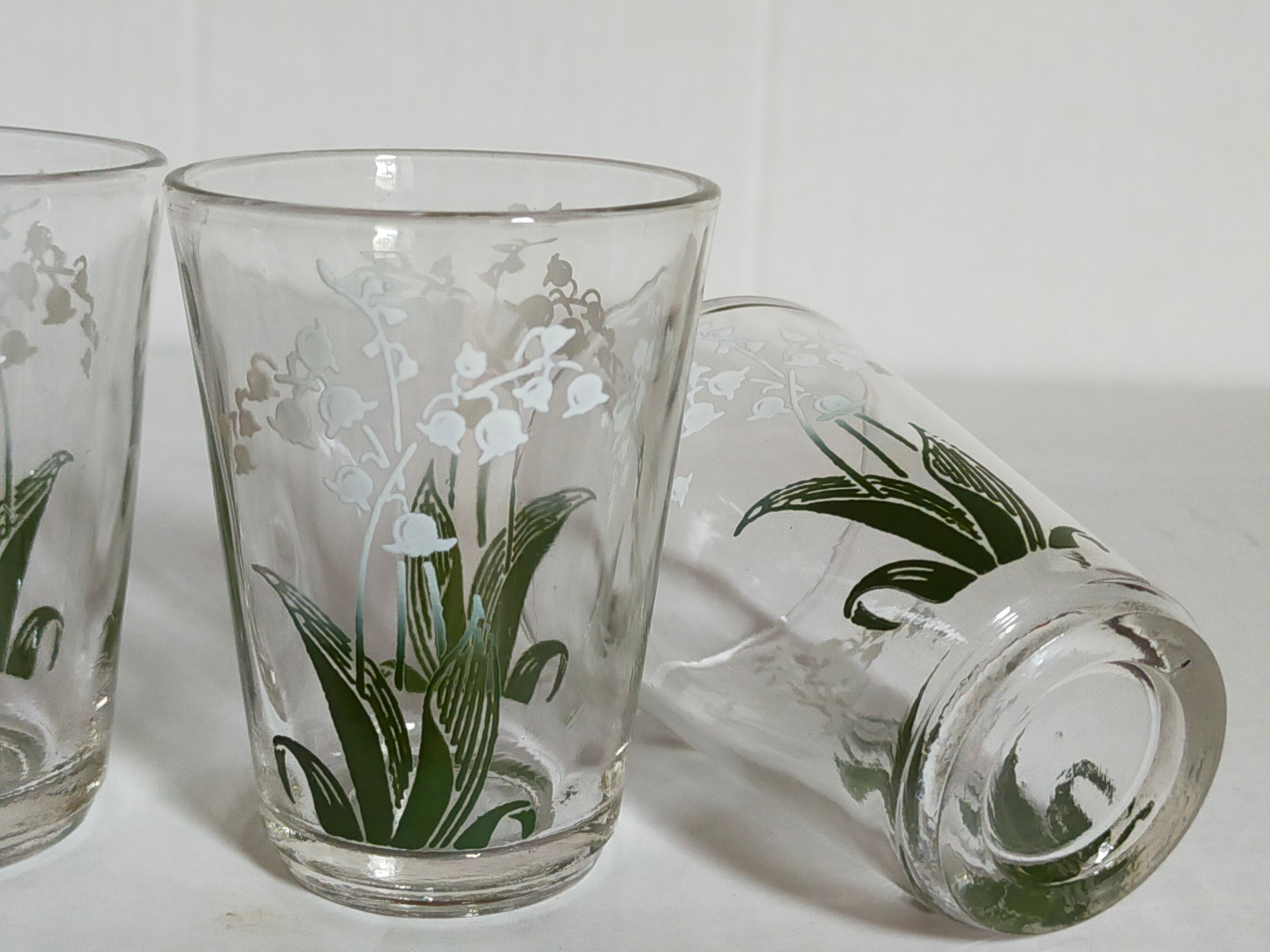 Seven glasses with digestive screen-printed with thrush, 30s