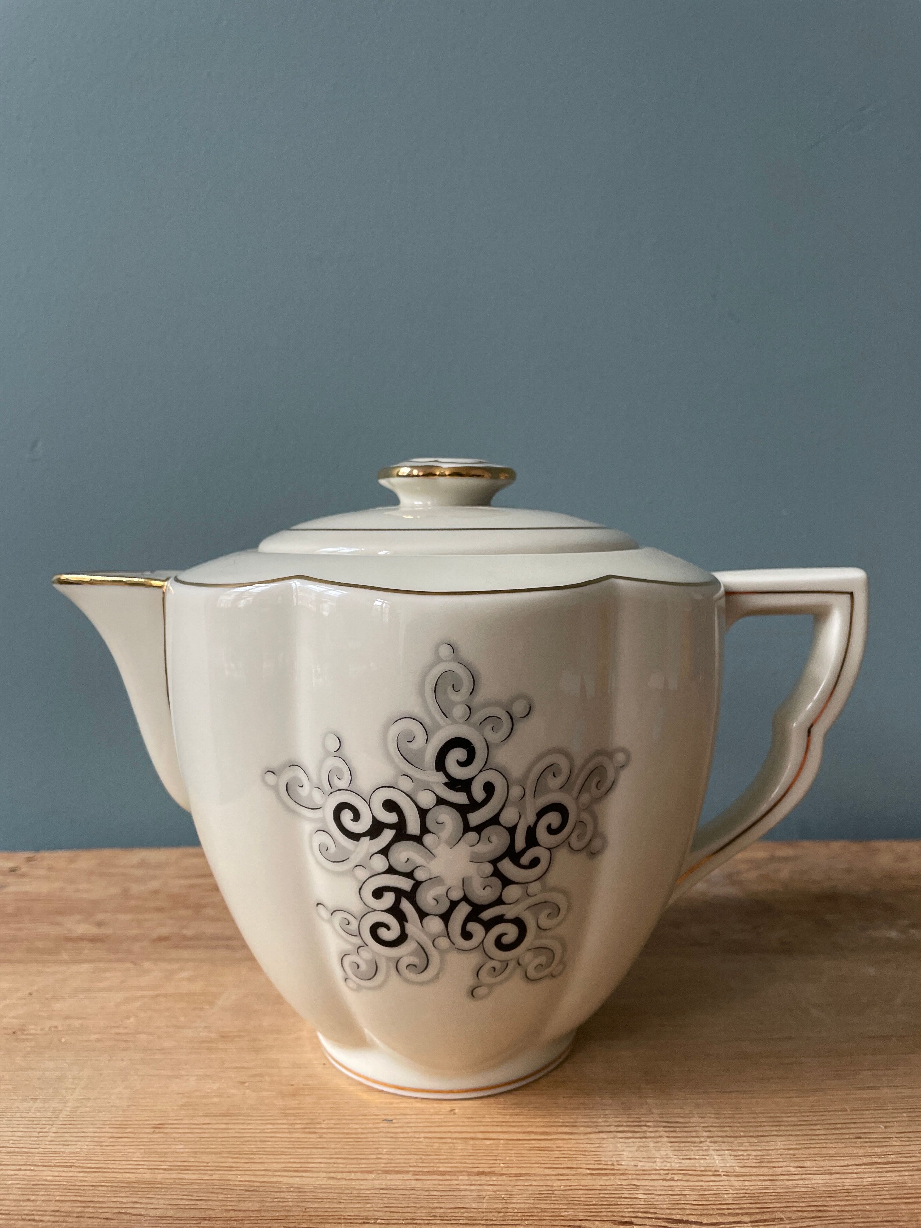 Teapot in Limoges porcelain. Charles Ahrenfeldt House