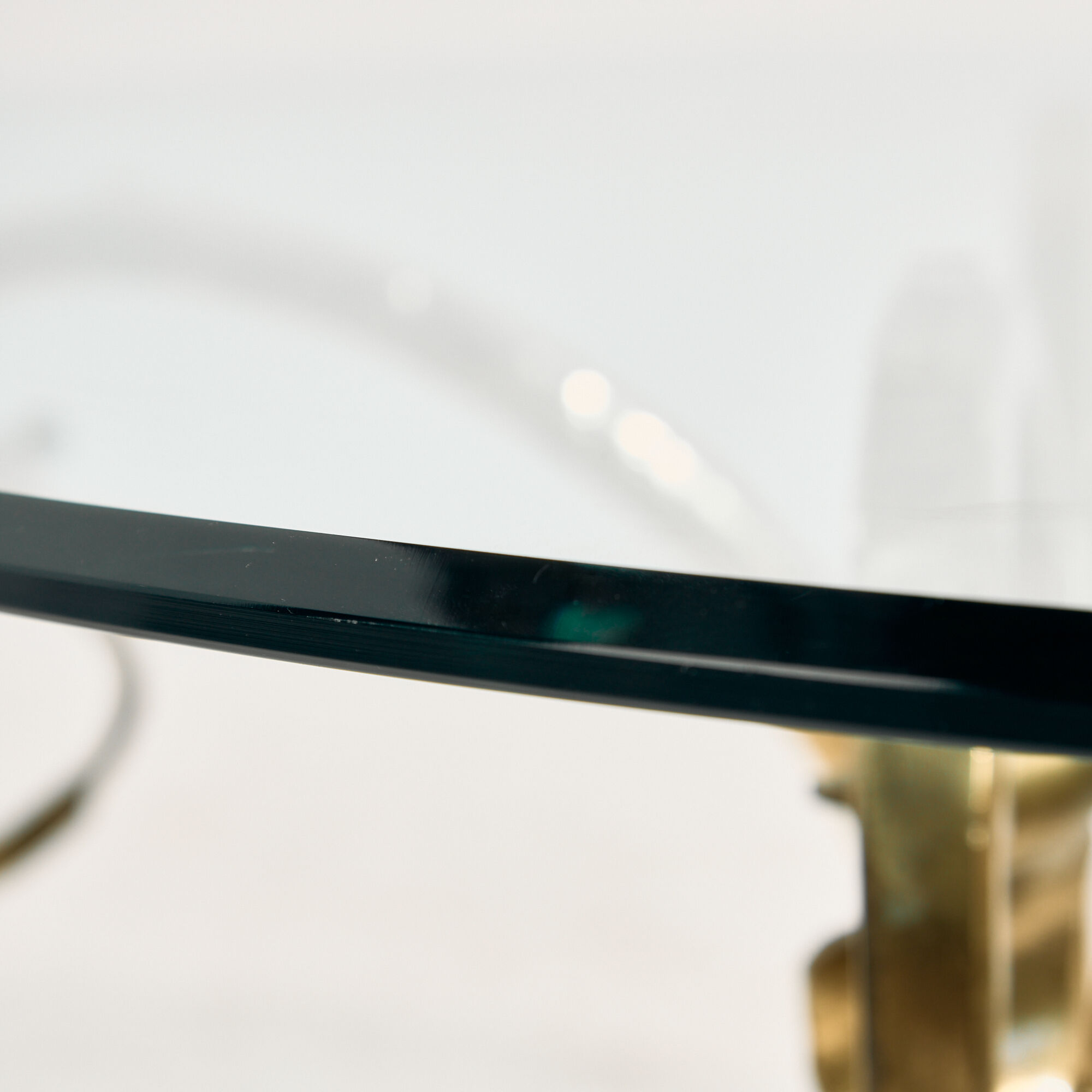 Table basse en laiton et verre