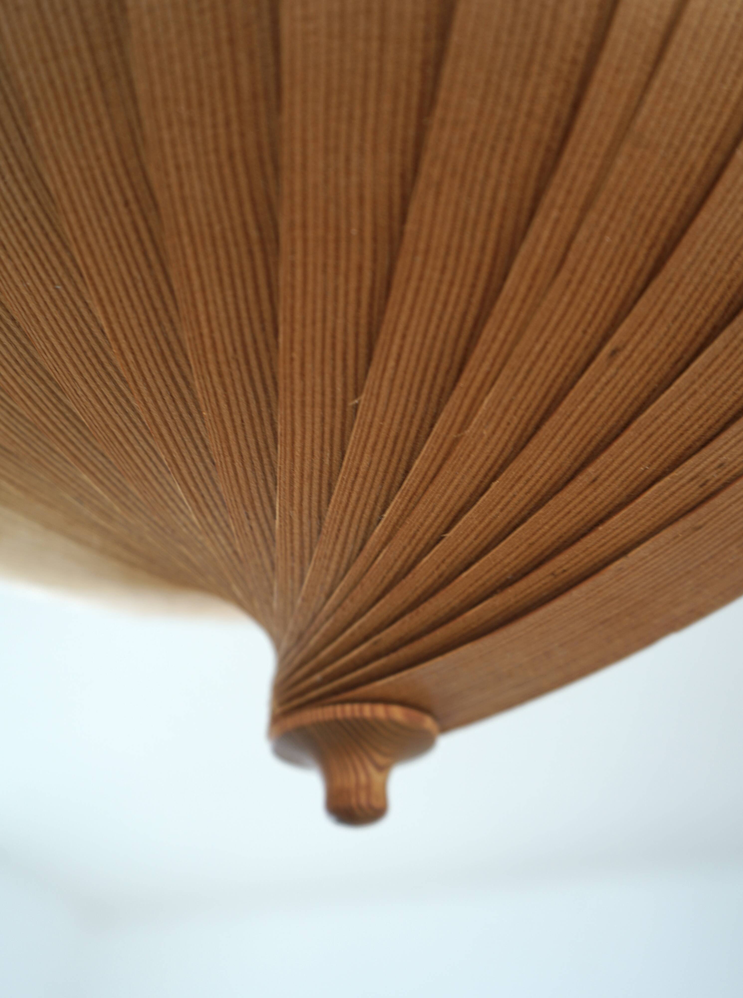 Lampe de plafond Nautilus en bois attribuée à Hans Agne Jakobsson, années 1960.